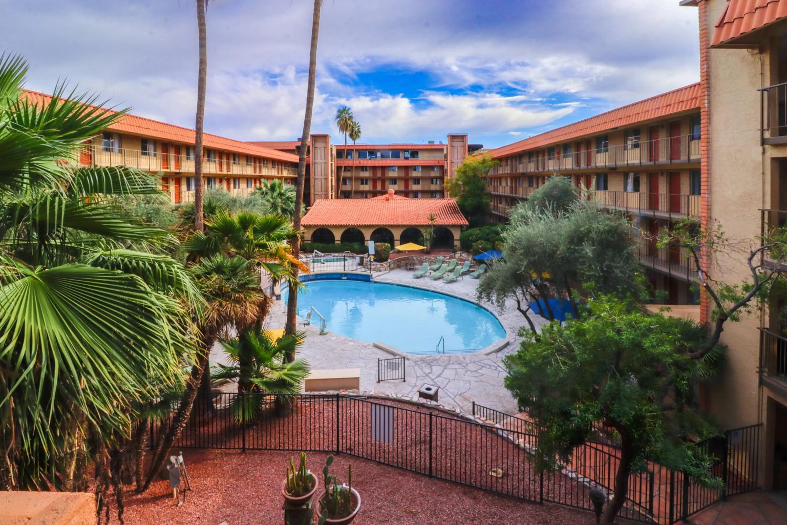 Swimming pool in Studio 6 Phoenix, AZ – Sky Harbor