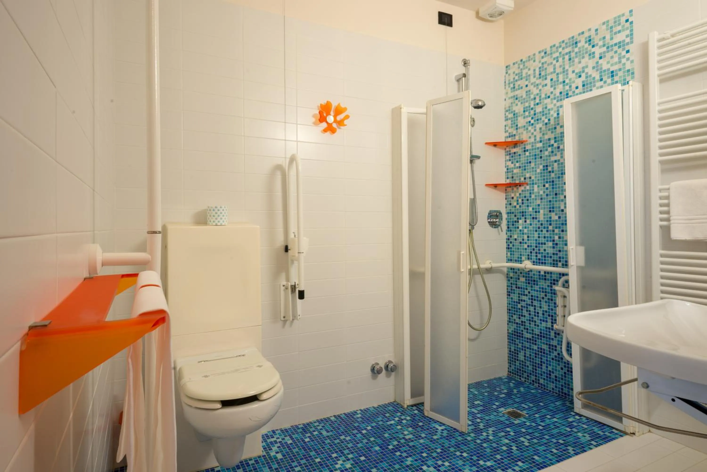 Shower in Sanlu Hotel