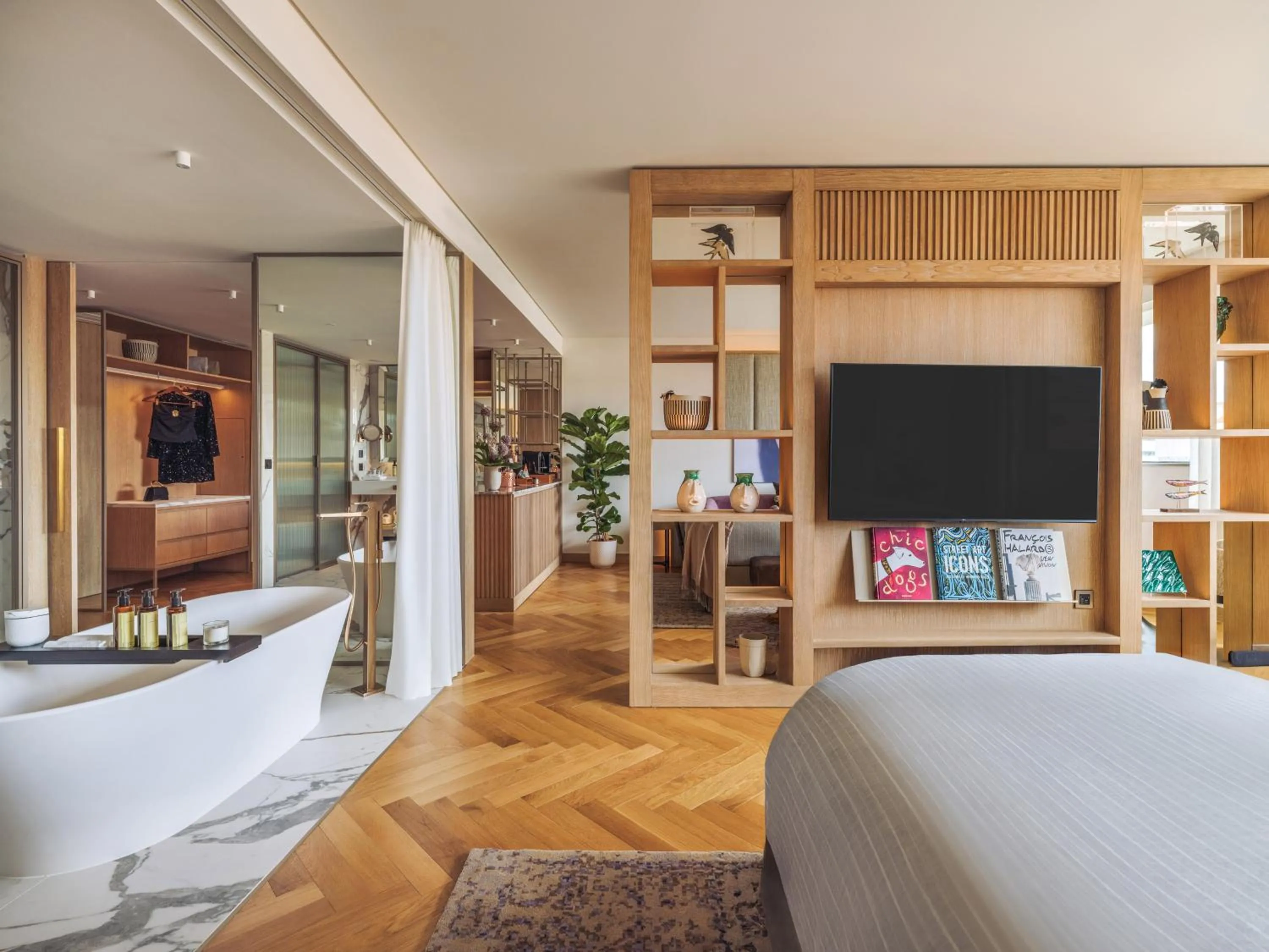 Communal lounge/ TV room, Bed in ME Lisbon by Meliá