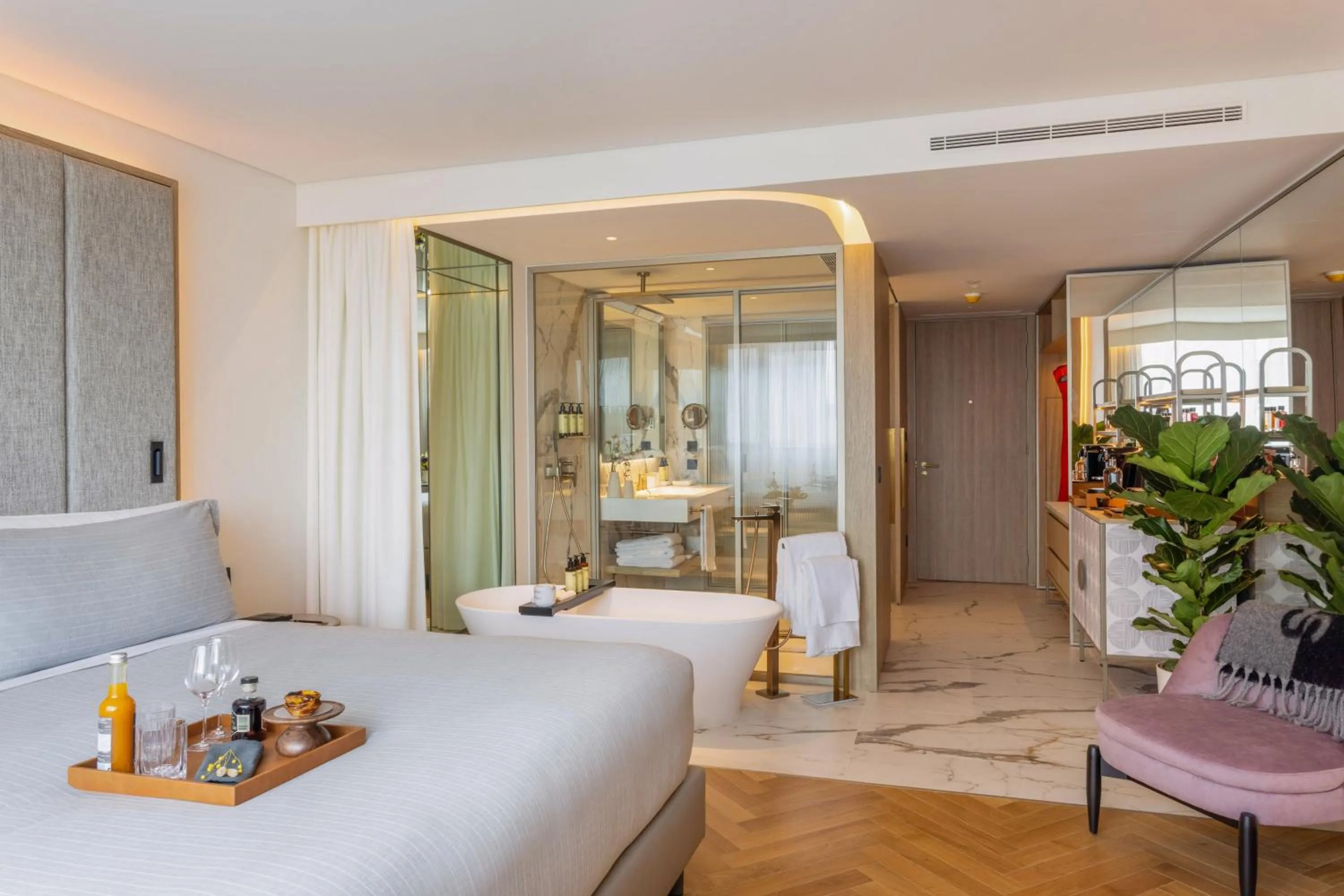 Shower in ME Lisbon by Meliá