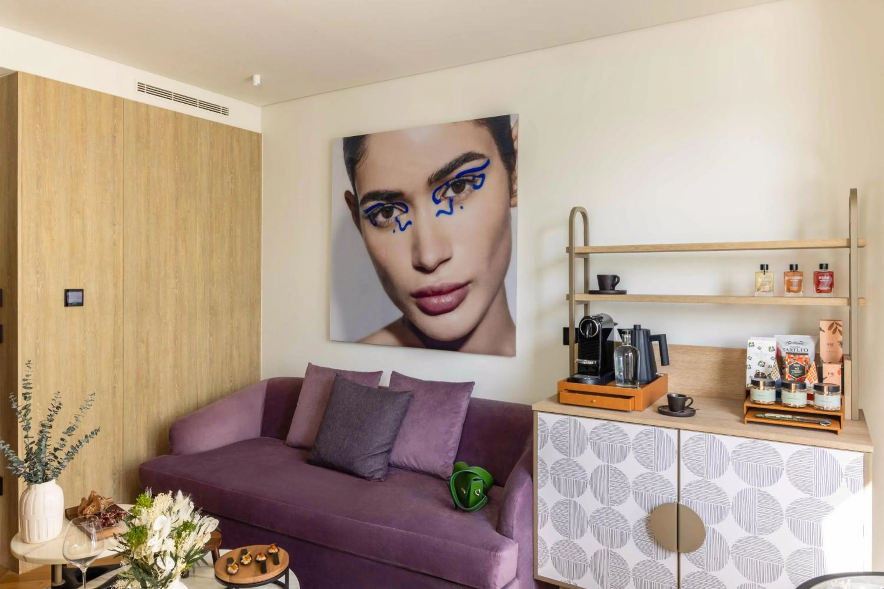 Living room in ME Lisbon by Meliá