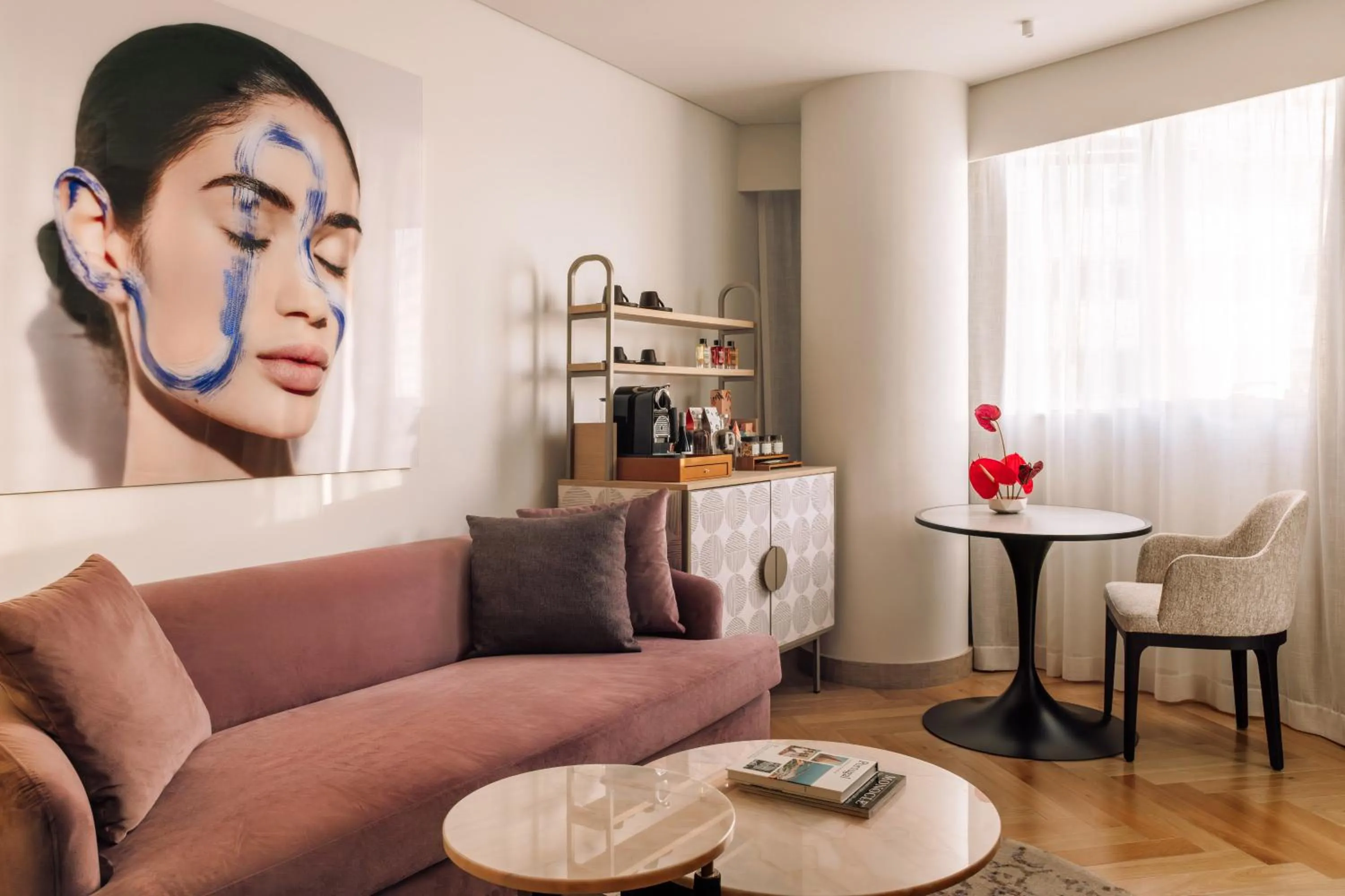 Living room in ME Lisbon by Meliá