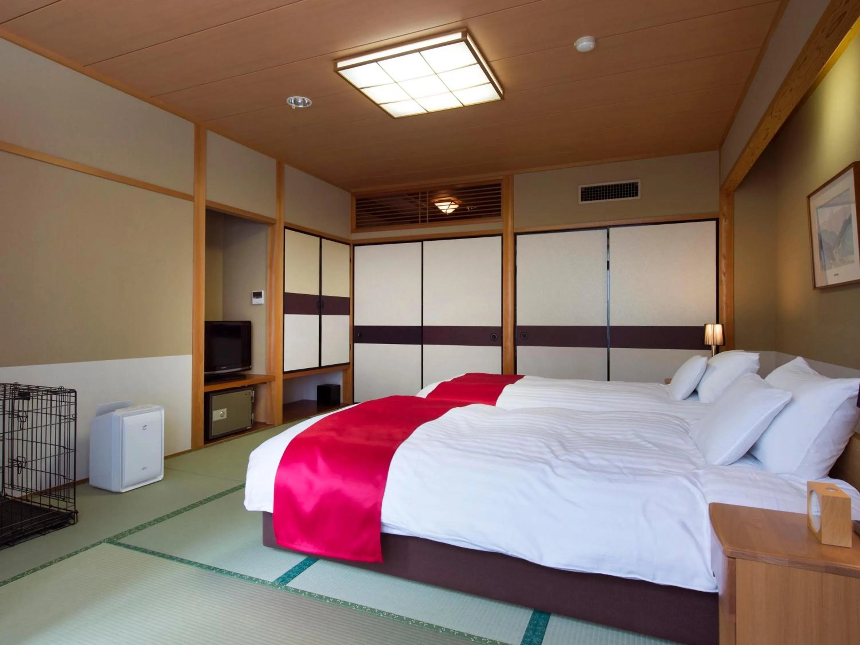 Photo of the whole room, Bed in Matsusaka Wan Wan Paradise Forest Hotel