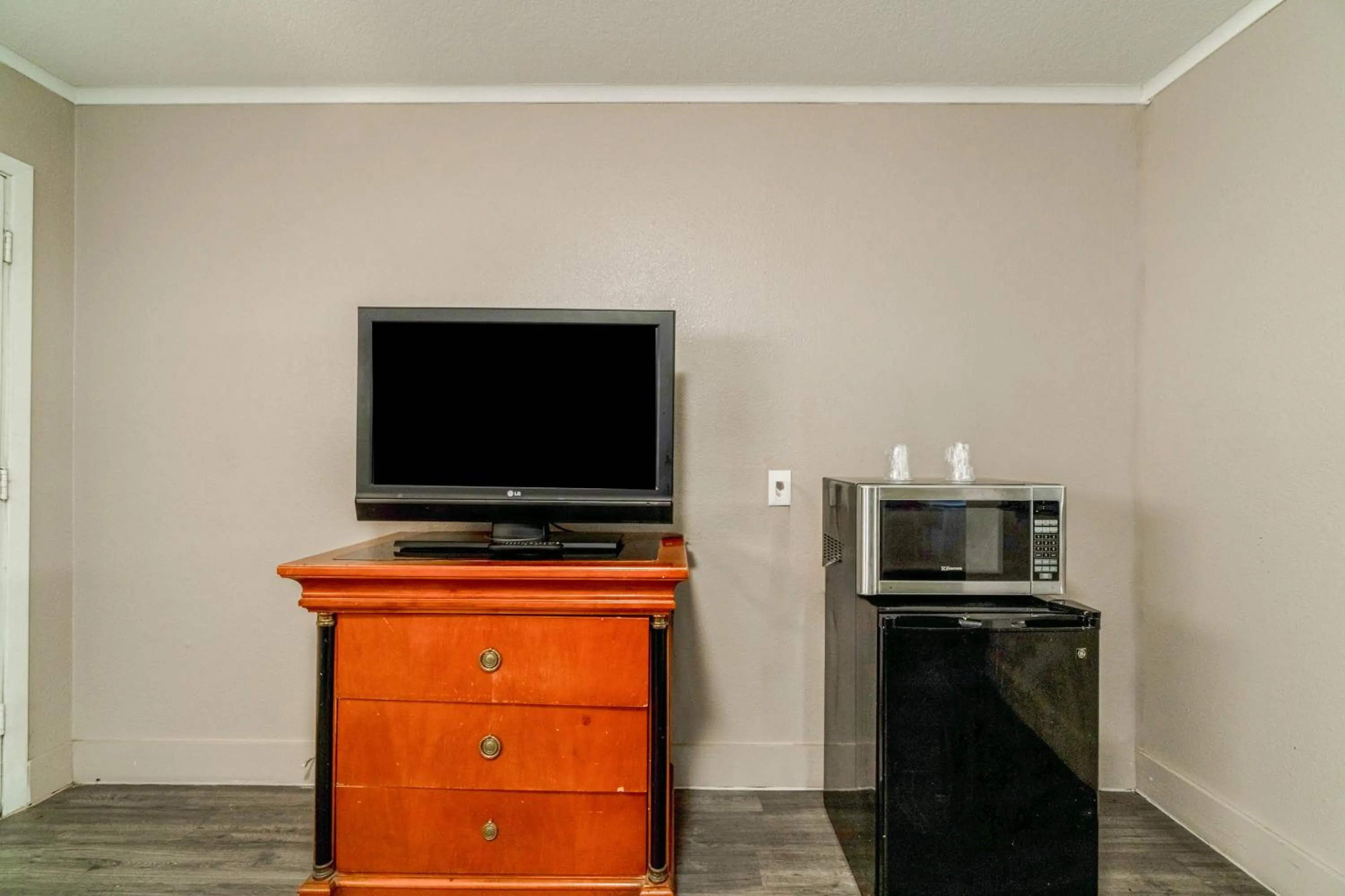 TV and multimedia in Cypress Inn Motel By OYO West Monroe I-20