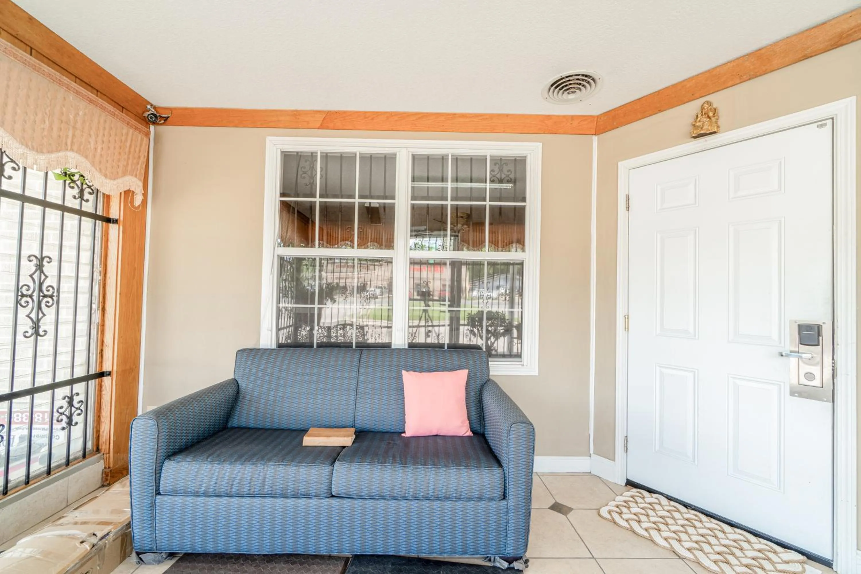 Seating area in Cypress Inn Motel By OYO West Monroe I-20