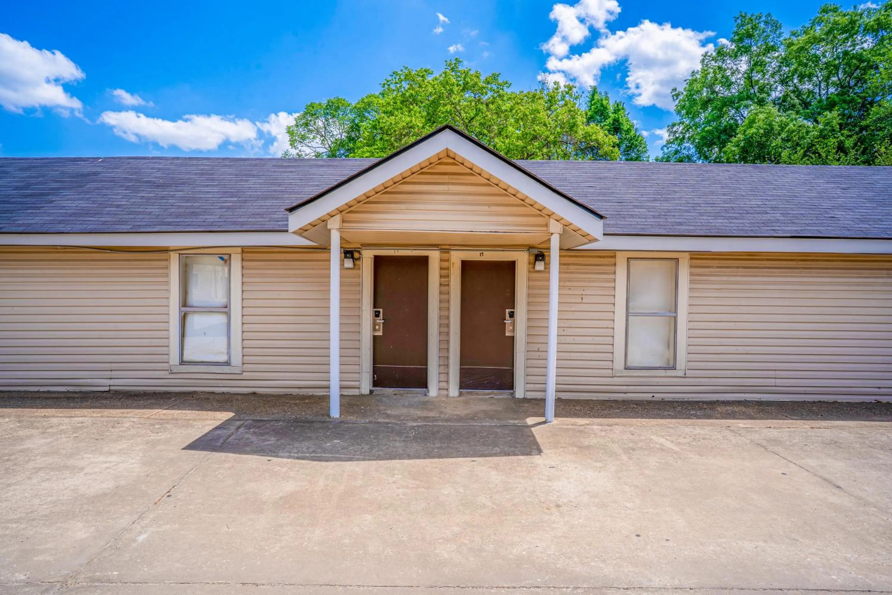 Property building in Cypress Inn Motel By OYO West Monroe I-20