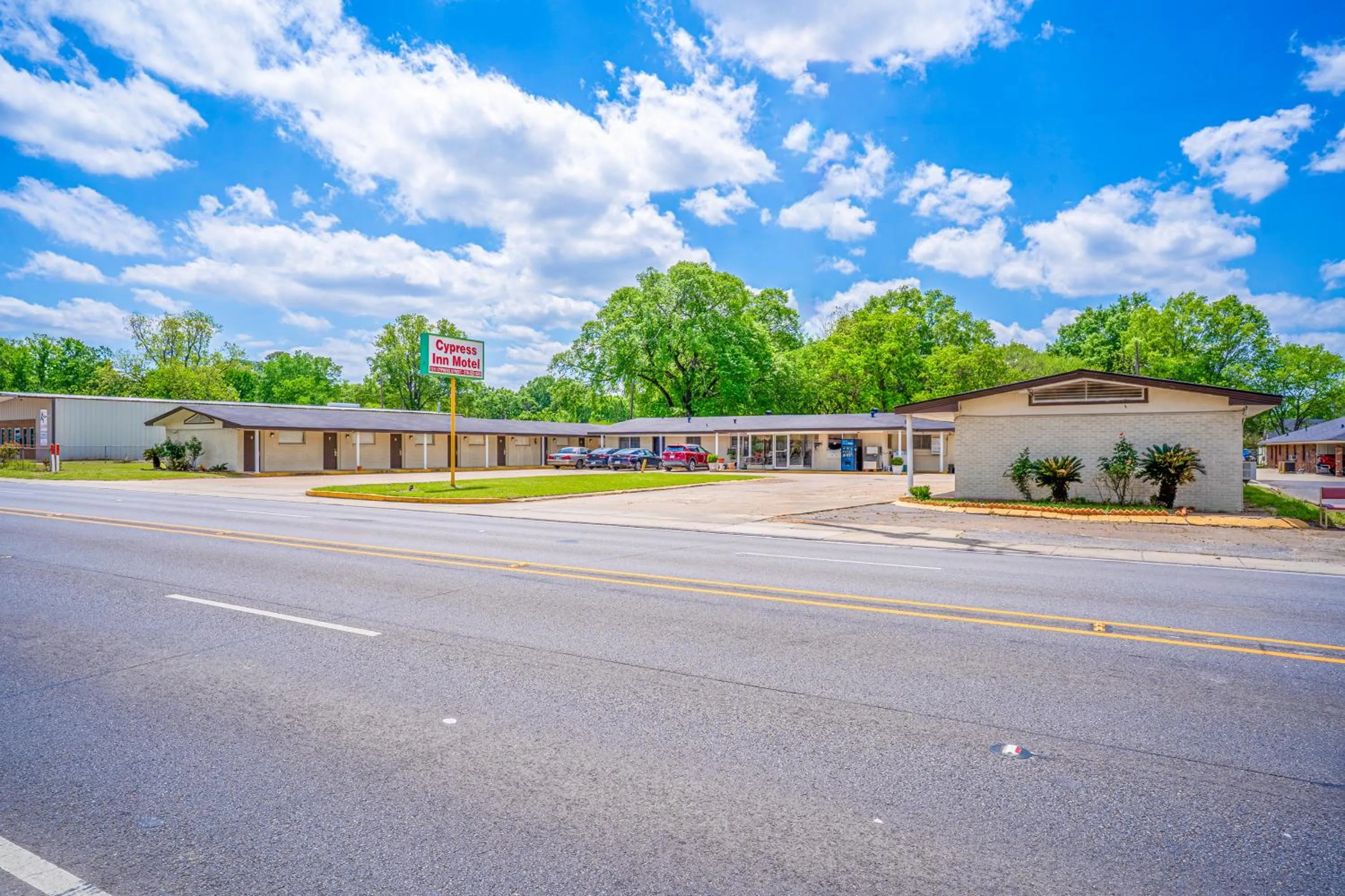Property building in Cypress Inn Motel By OYO West Monroe I-20