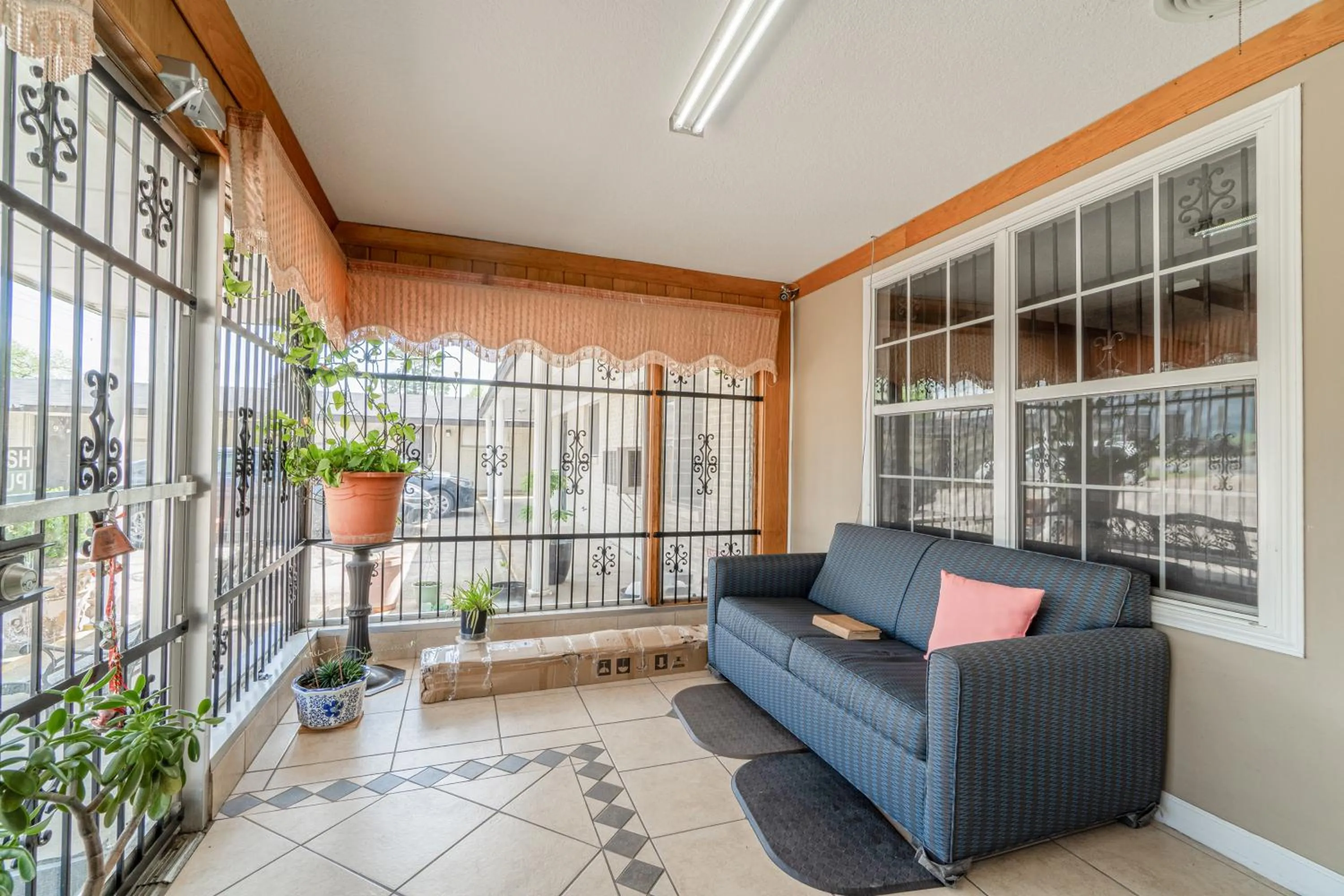Seating area in Cypress Inn Motel By OYO West Monroe I-20