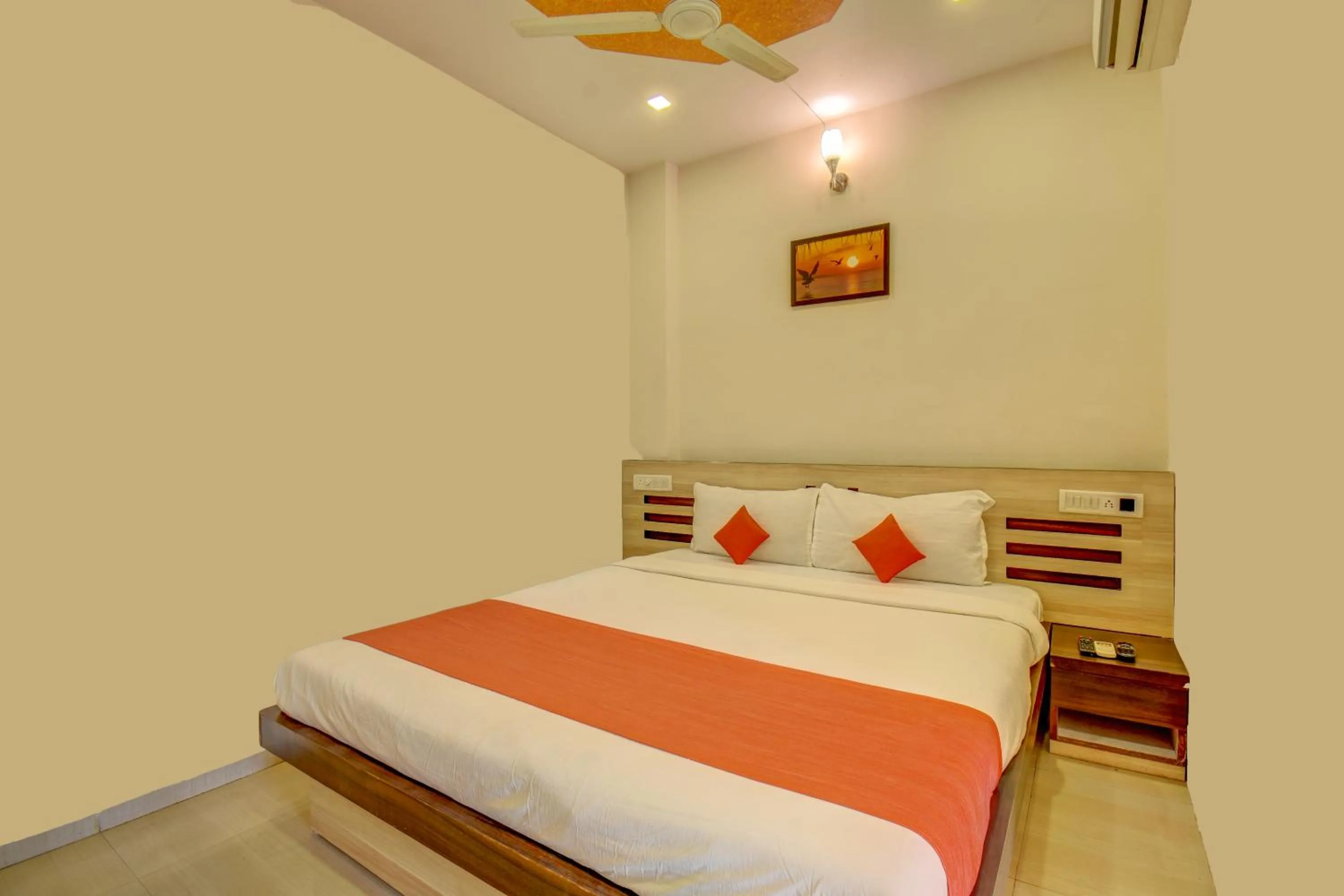 Bedroom, Bed in JK Hotels & Spa, Mahabaleshwar