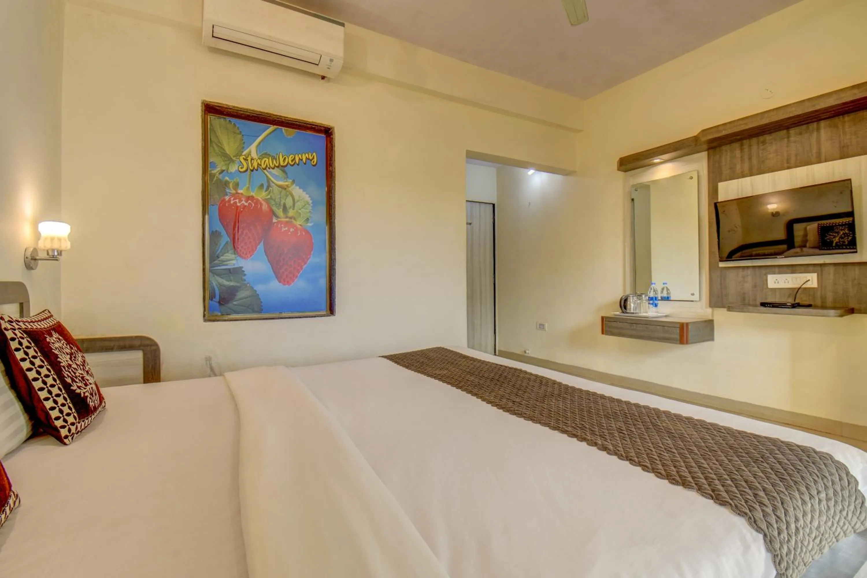 Bed in JK Hotels & Spa, Mahabaleshwar