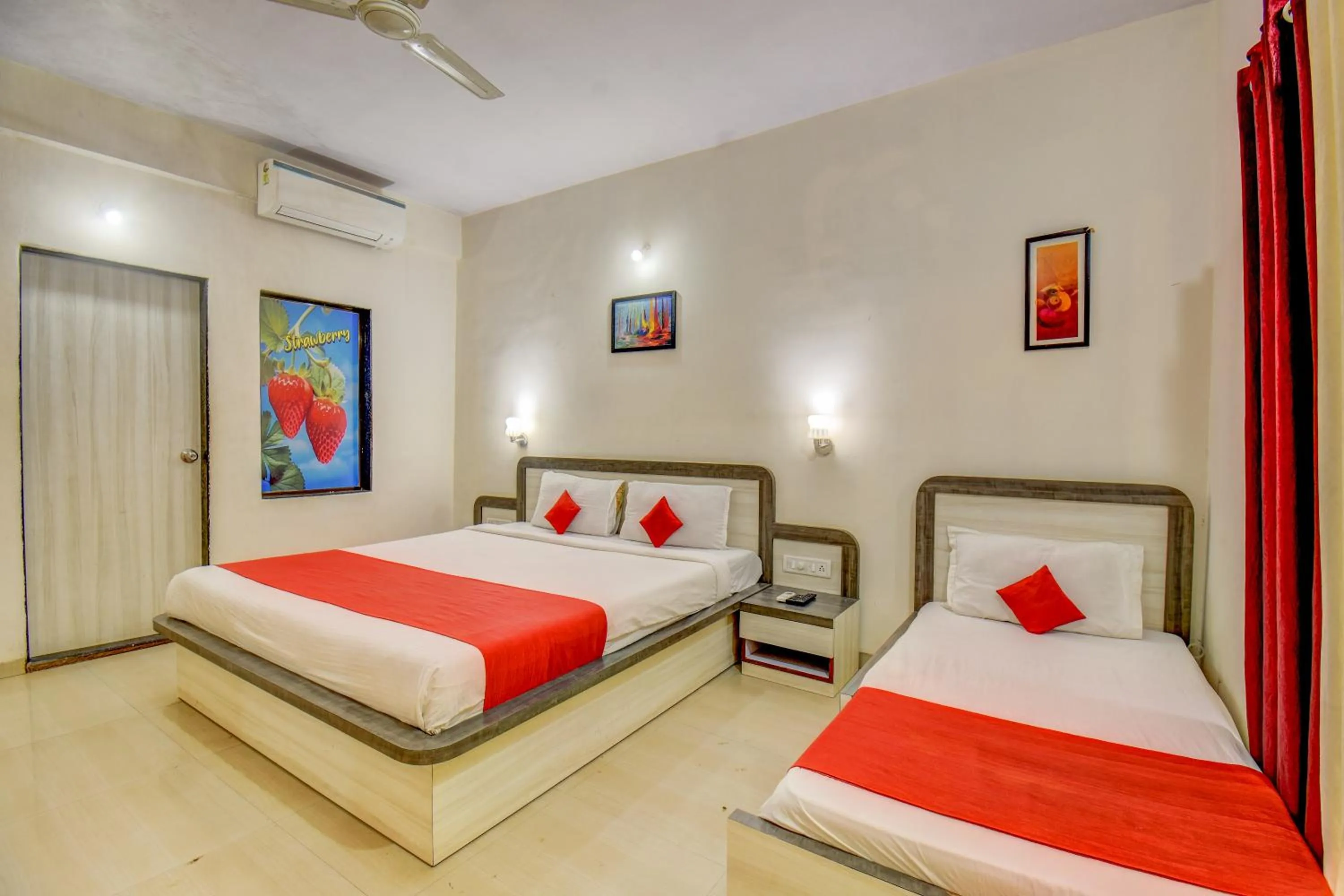 Bedroom, Bed in JK Hotels & Spa, Mahabaleshwar
