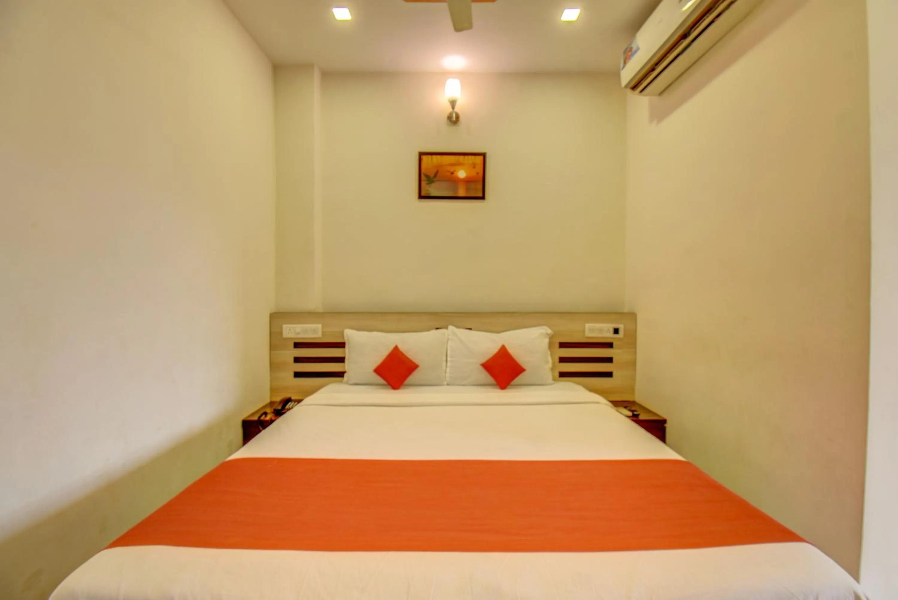 Bed in JK Hotels & Spa, Mahabaleshwar