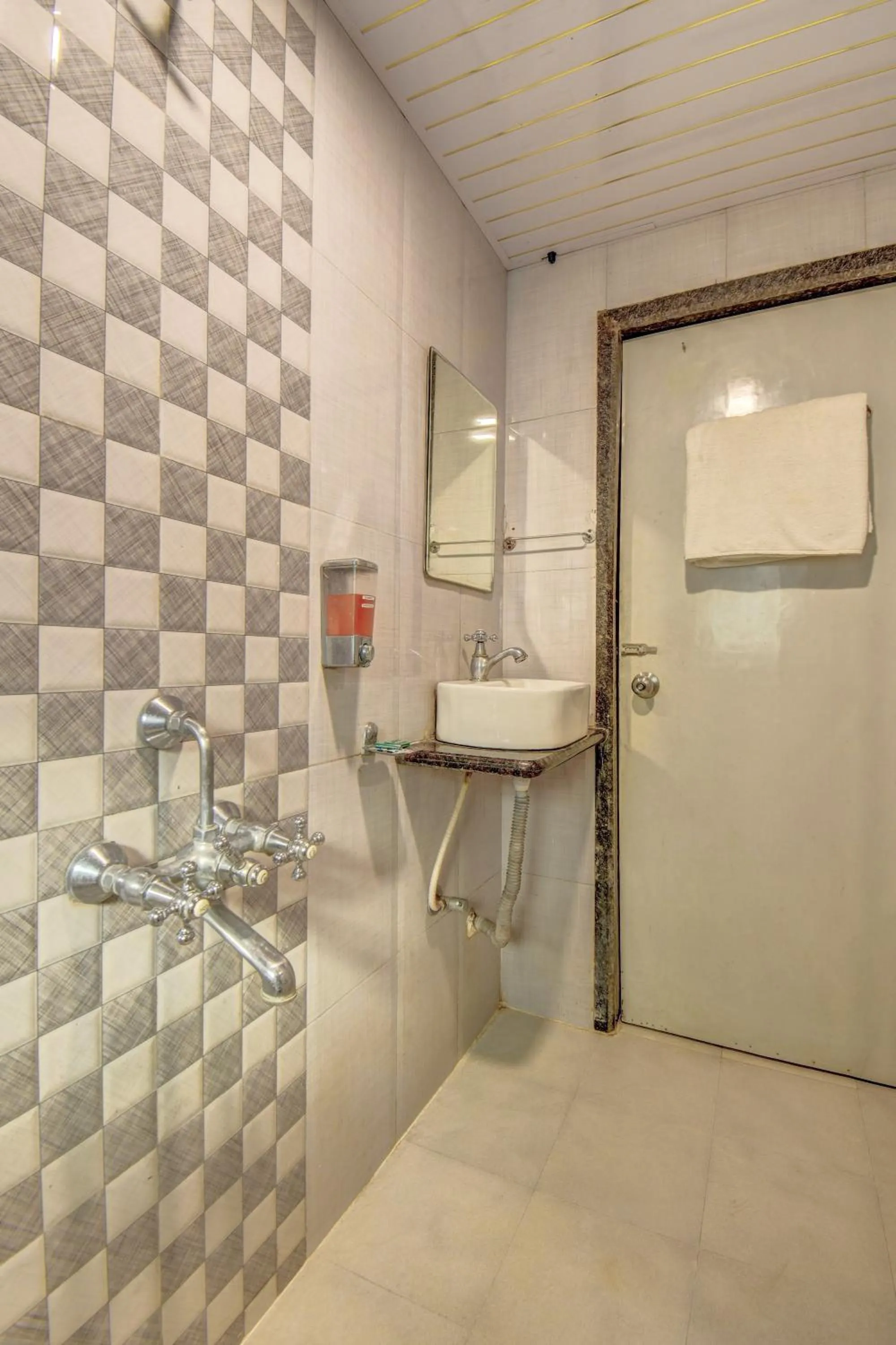 Shower in JK Hotels & Spa, Mahabaleshwar