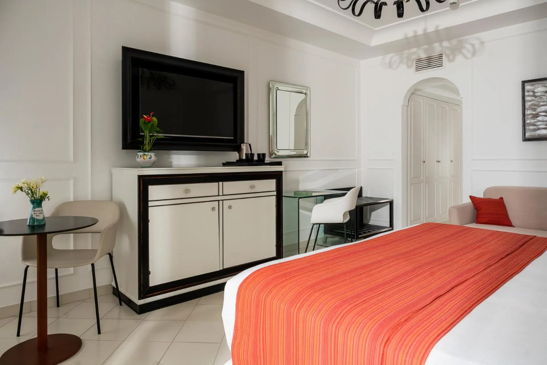 Photo of the whole room, Bed in Hotel Eden Roc