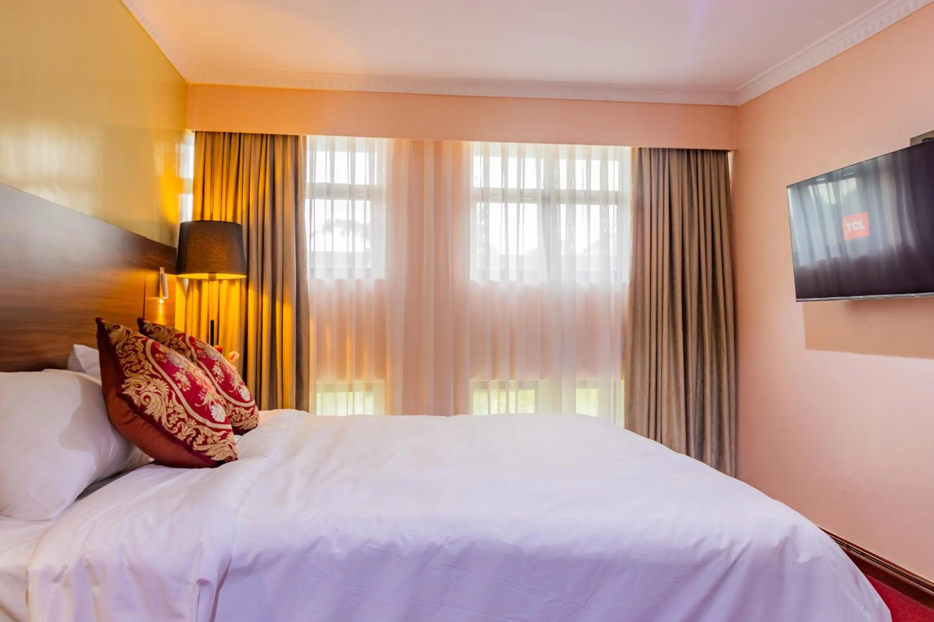 Communal lounge/ TV room, Bed in Karen Plains Hotel Nairobi