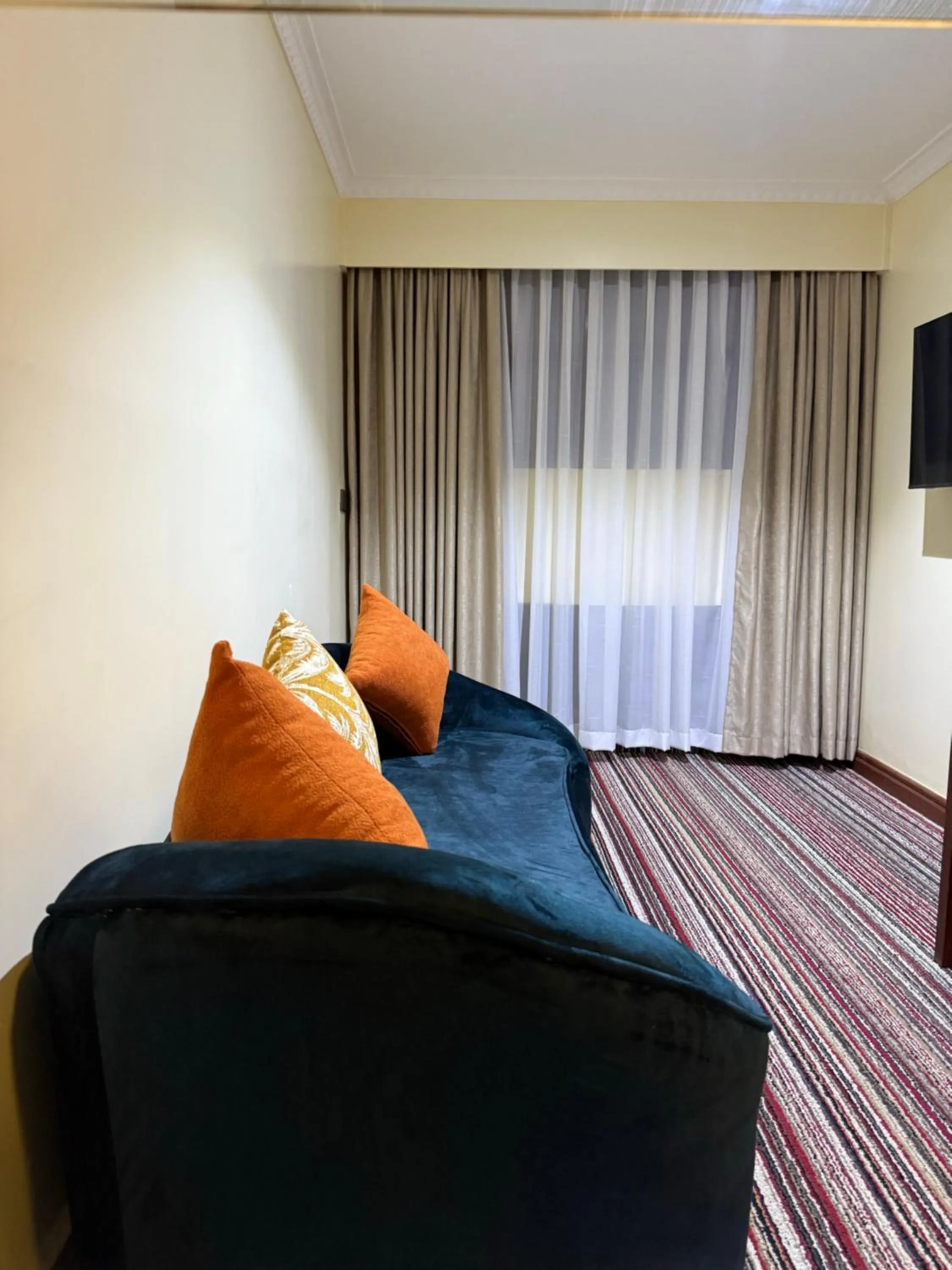 Living room, Bed in Karen Plains Hotel Nairobi