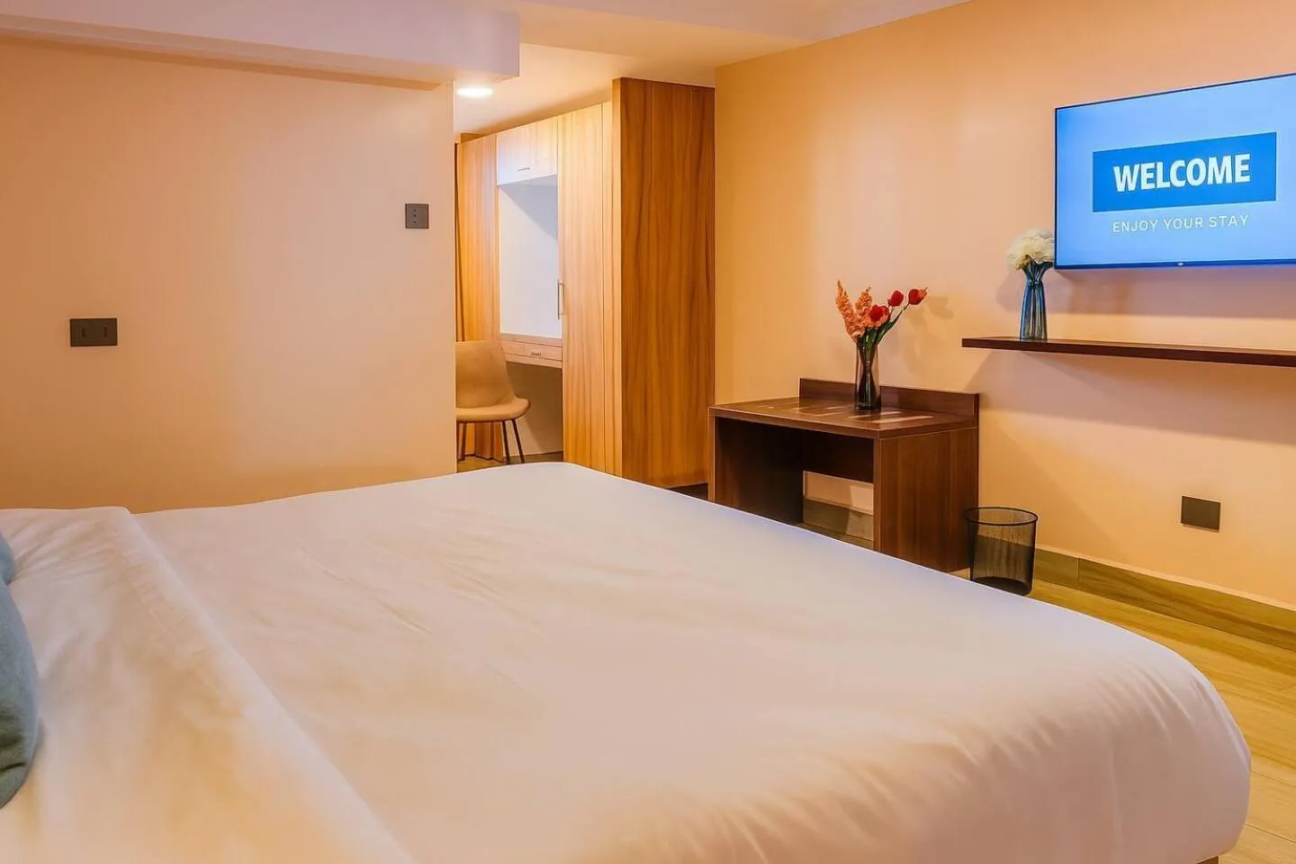 Communal lounge/ TV room, Bed in Karen Plains Hotel Nairobi