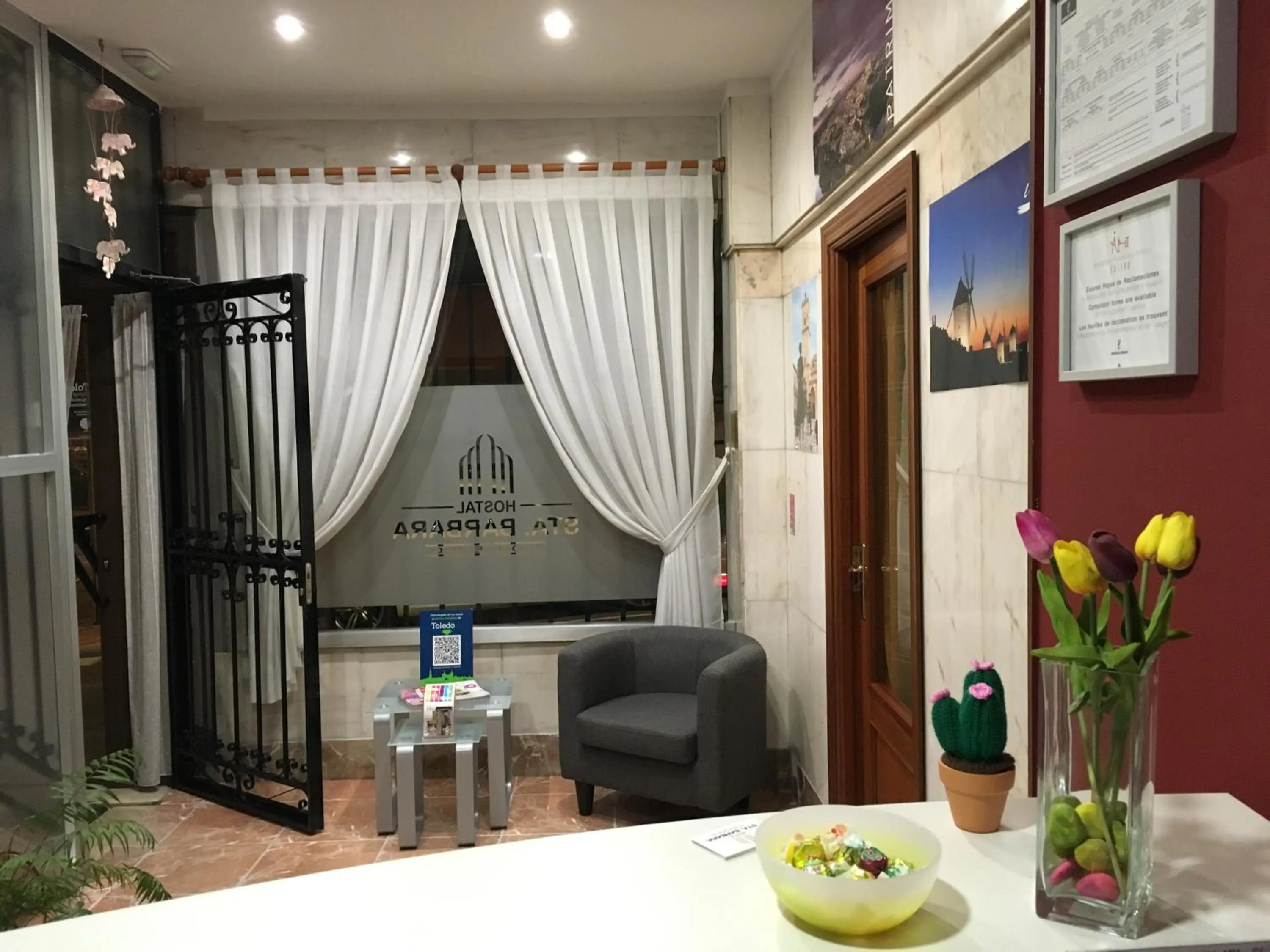 Lobby or reception, Bed in Hostal Santa Barbara