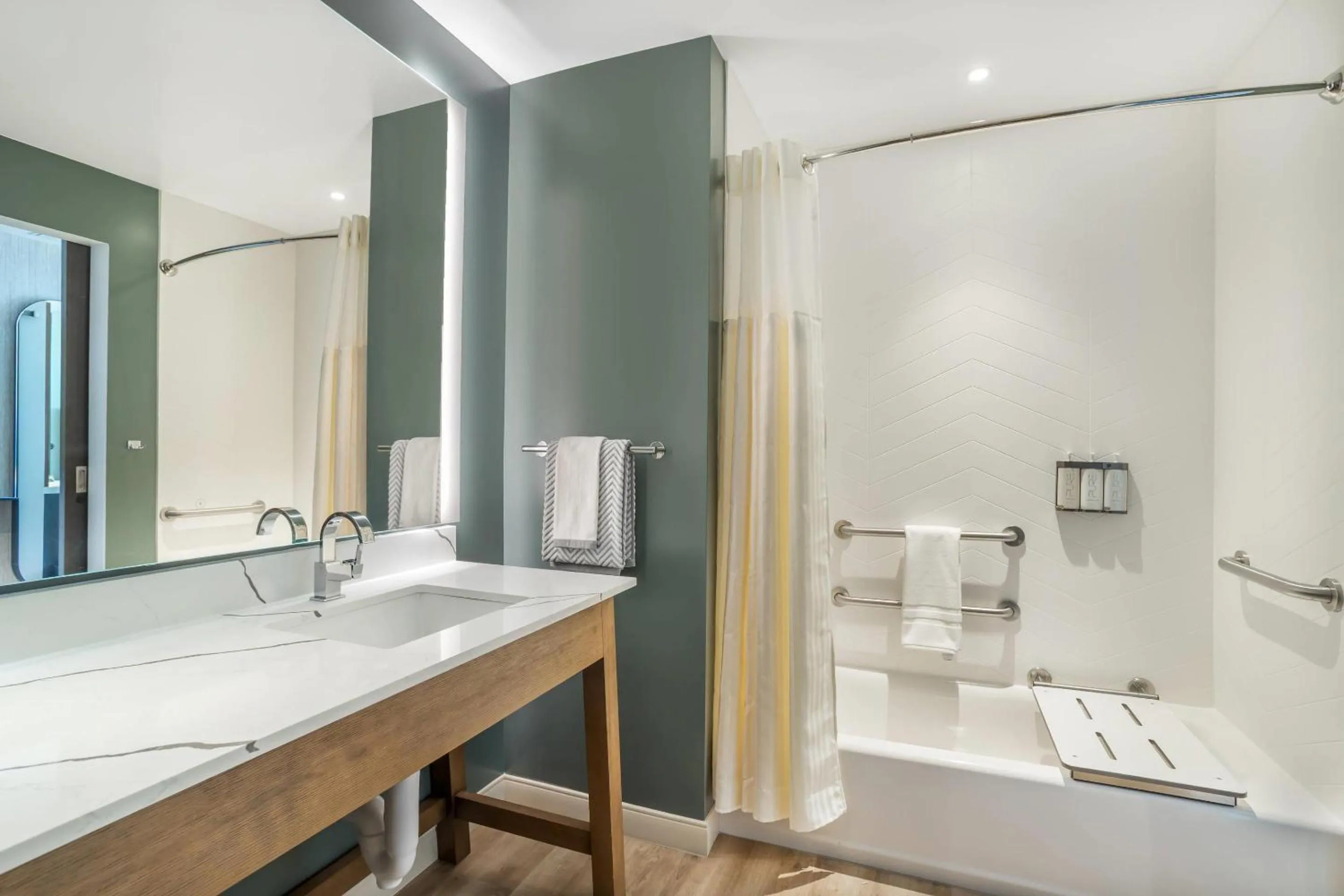 Bedroom in Cambria Hotel Templeton - Paso Robles