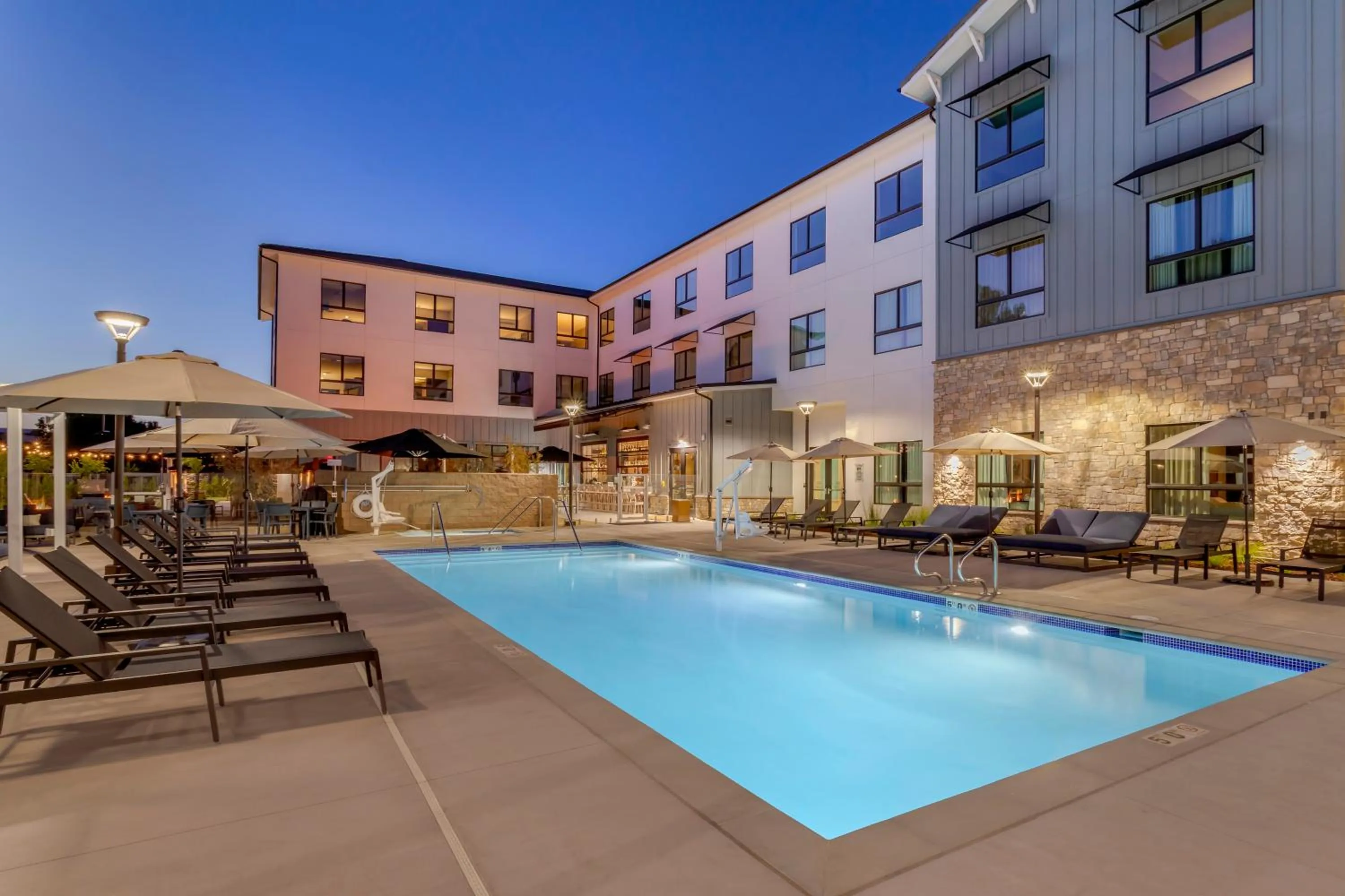 Swimming pool in Cambria Hotel Templeton - Paso Robles