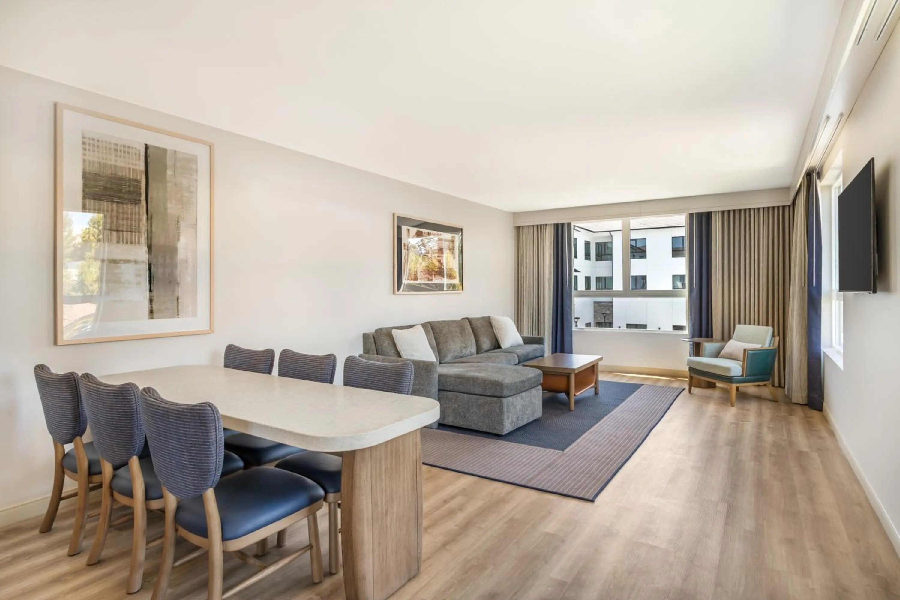 Living room in Cambria Hotel Templeton - Paso Robles