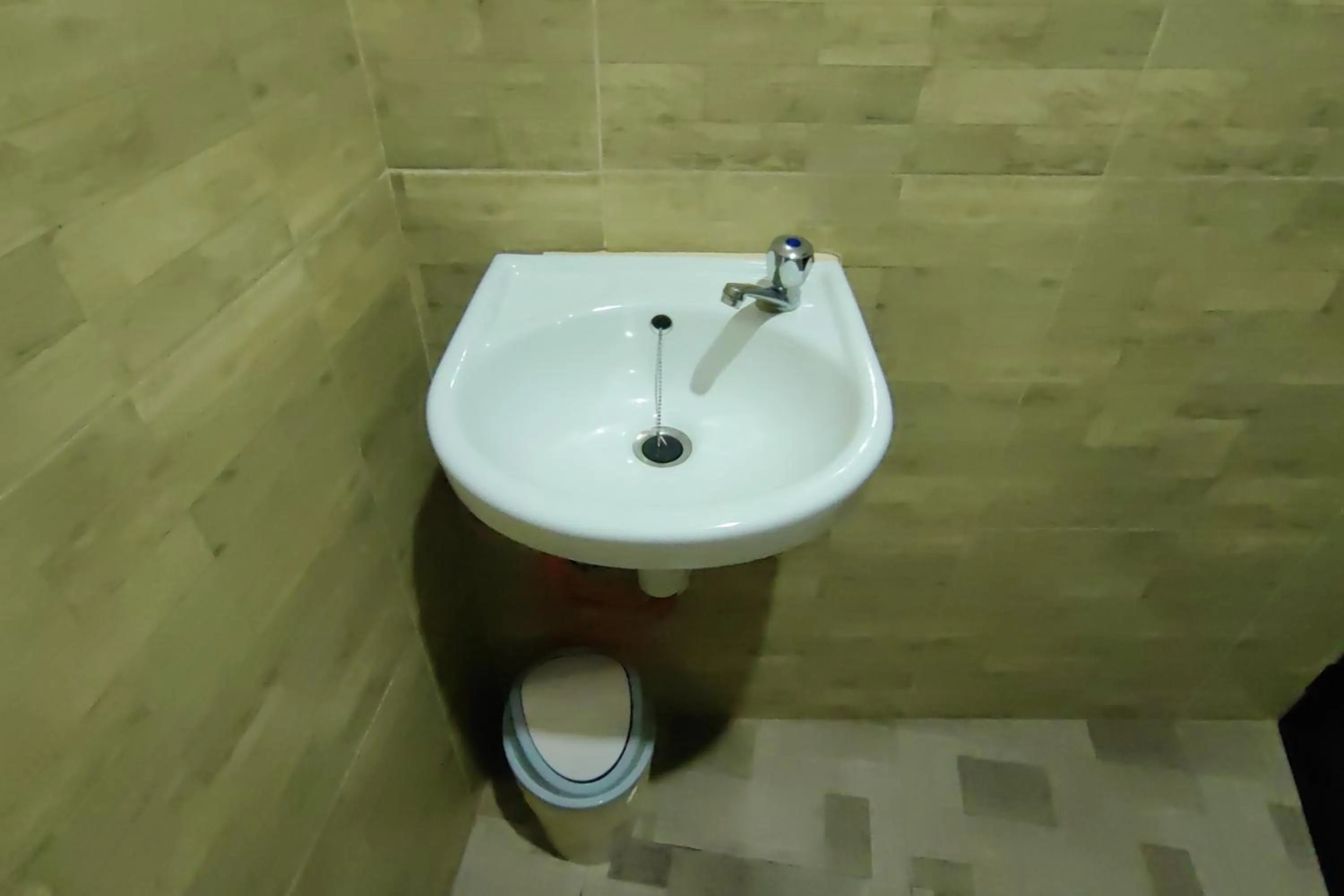 Bathroom in Inn Ka Kay Mame near SM City Puerto Princesa