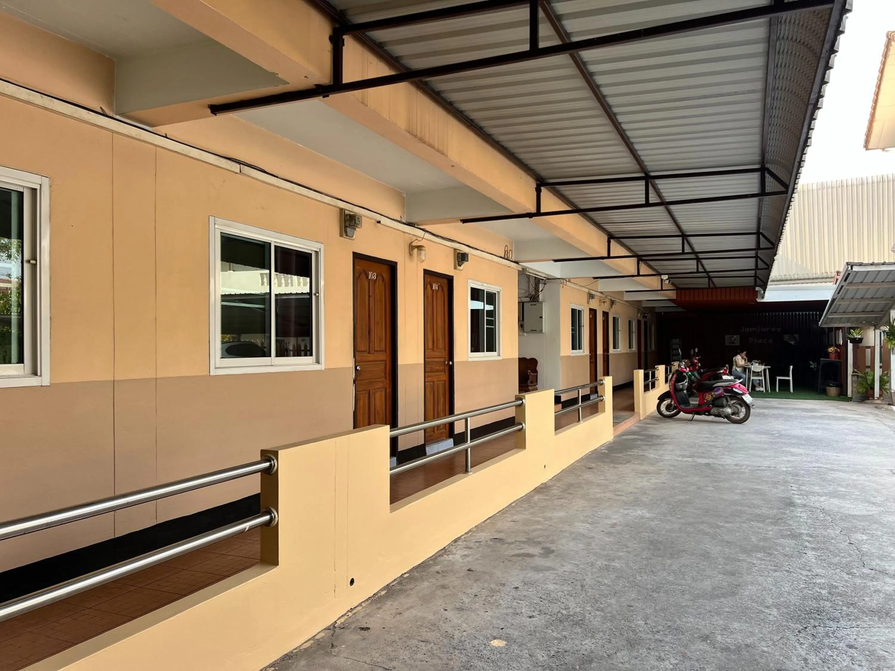 Property building in Jamjuree Place