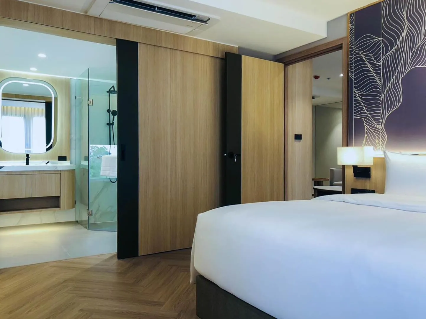 Bathroom, Bed in Samsara Hotel Pattaya