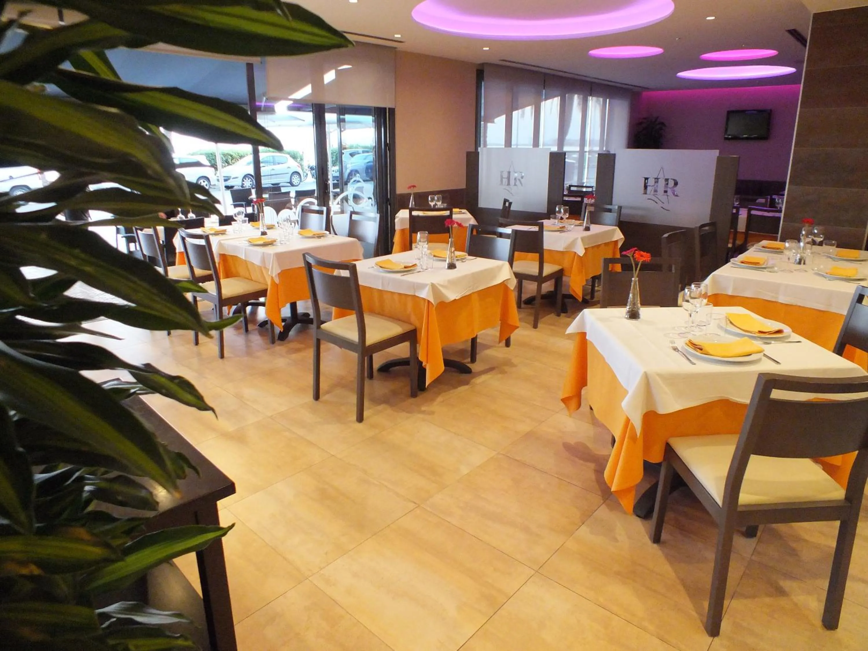 Restaurant/places to eat in Hotel Risech
