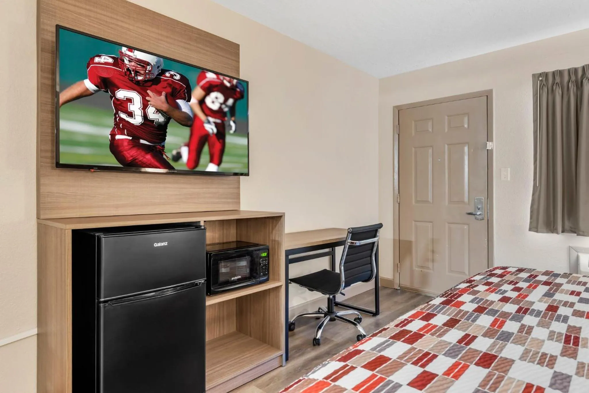 Bedroom, Bed in Red Roof Inn Kissimmee, FL