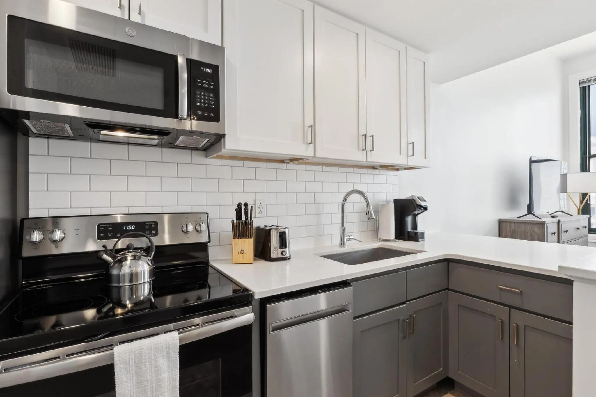 Kitchen or kitchenette in Placemakr Downtown Pittsburgh at The Pennsylvanian