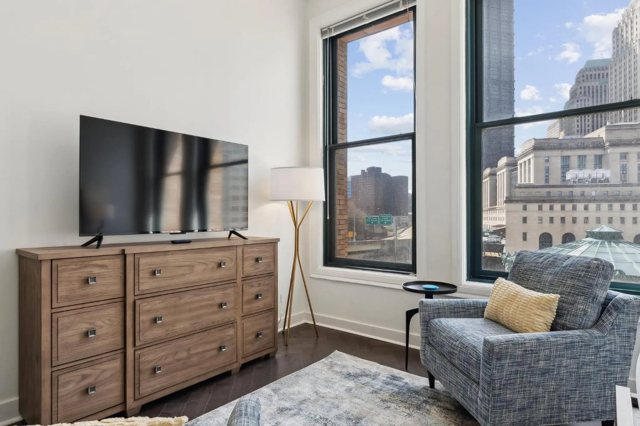 Communal lounge/ TV room in Placemakr Downtown Pittsburgh at The Pennsylvanian