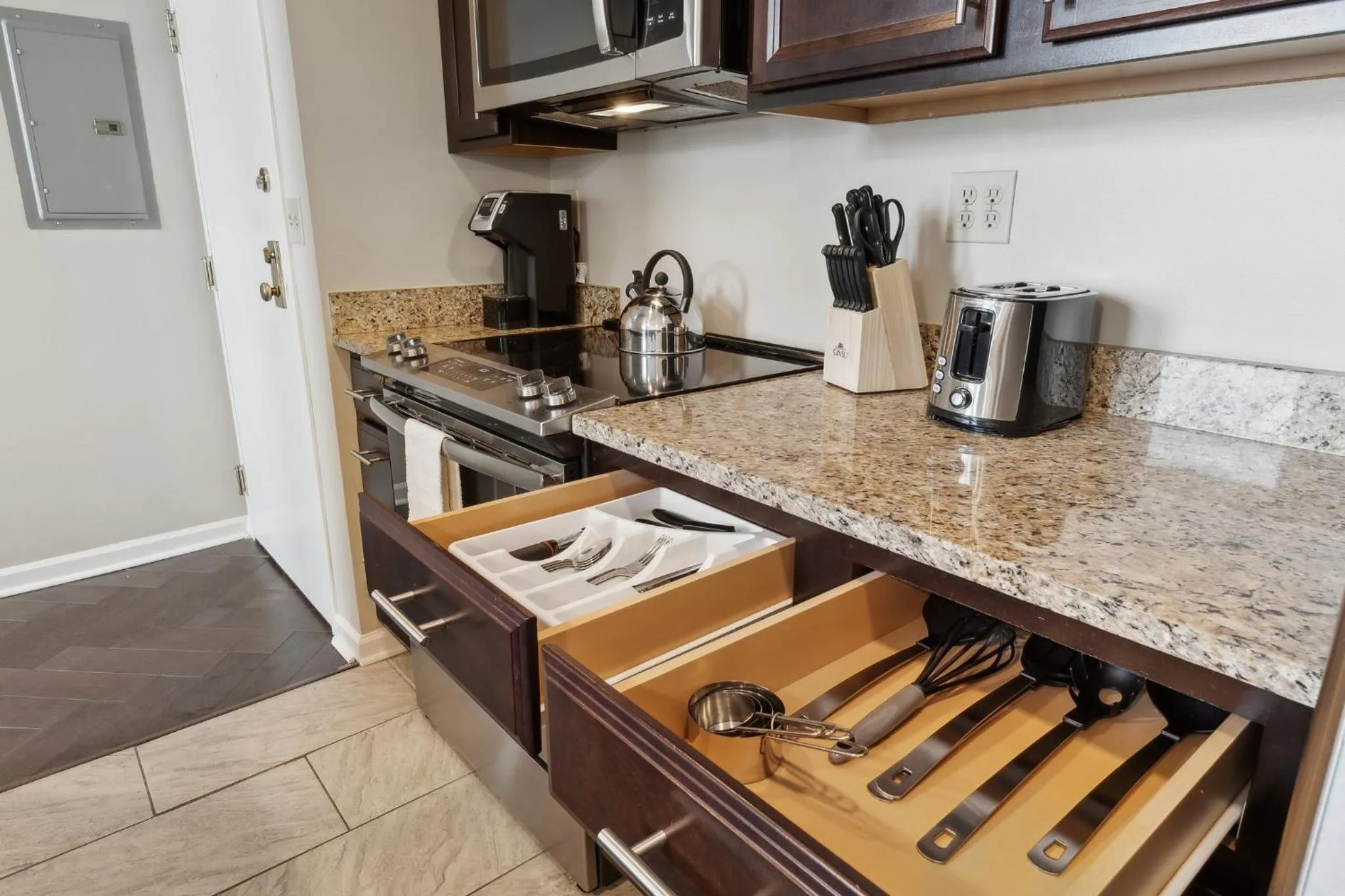 Kitchen or kitchenette in Placemakr Downtown Pittsburgh at The Pennsylvanian