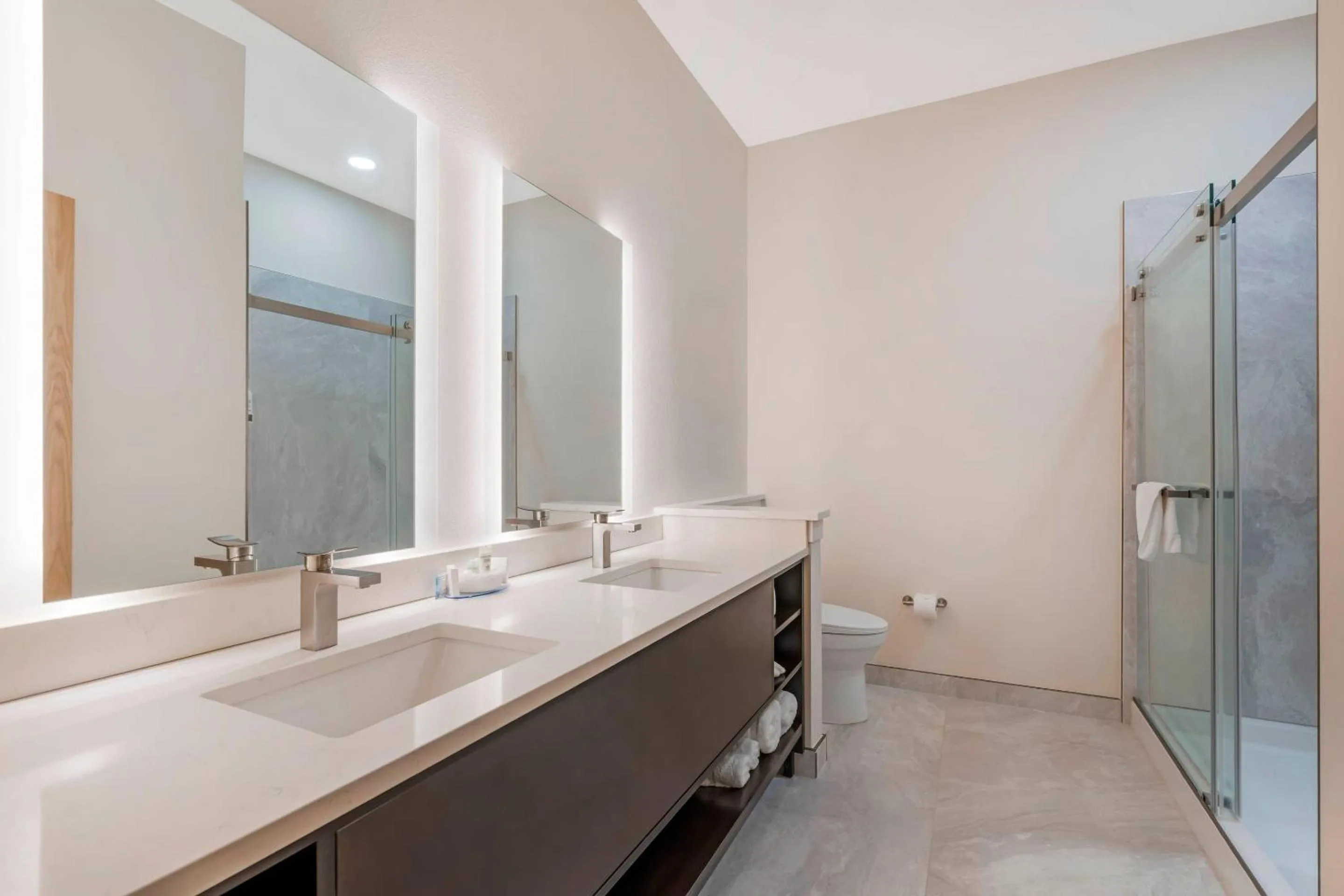 Bedroom in The J Hotel Dunedin Clearwater, an Ascend Collection Hotel