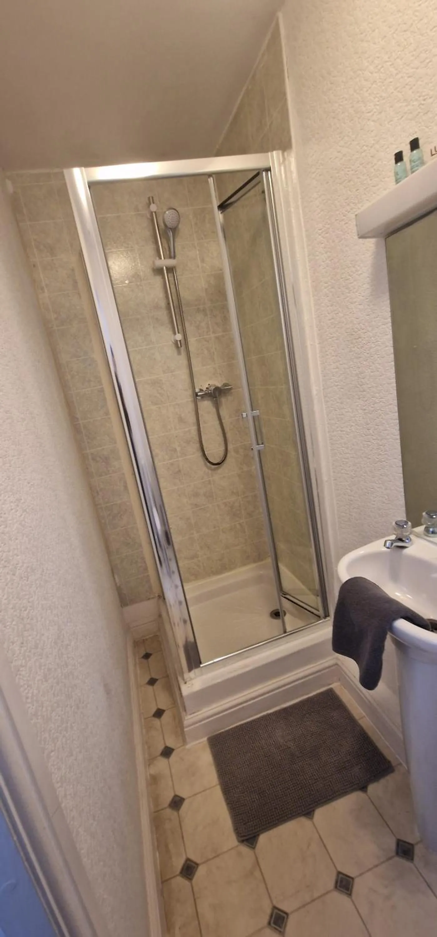 Shower in The Watergate Inn