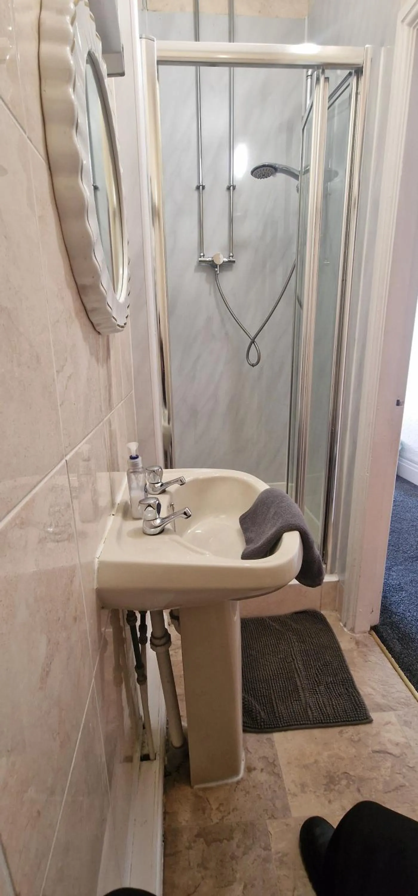 Shower in The Watergate Inn