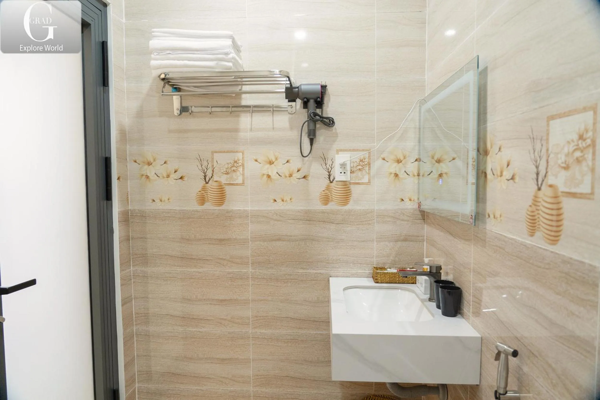 Shower in Hoang Yen Villa & Coffee