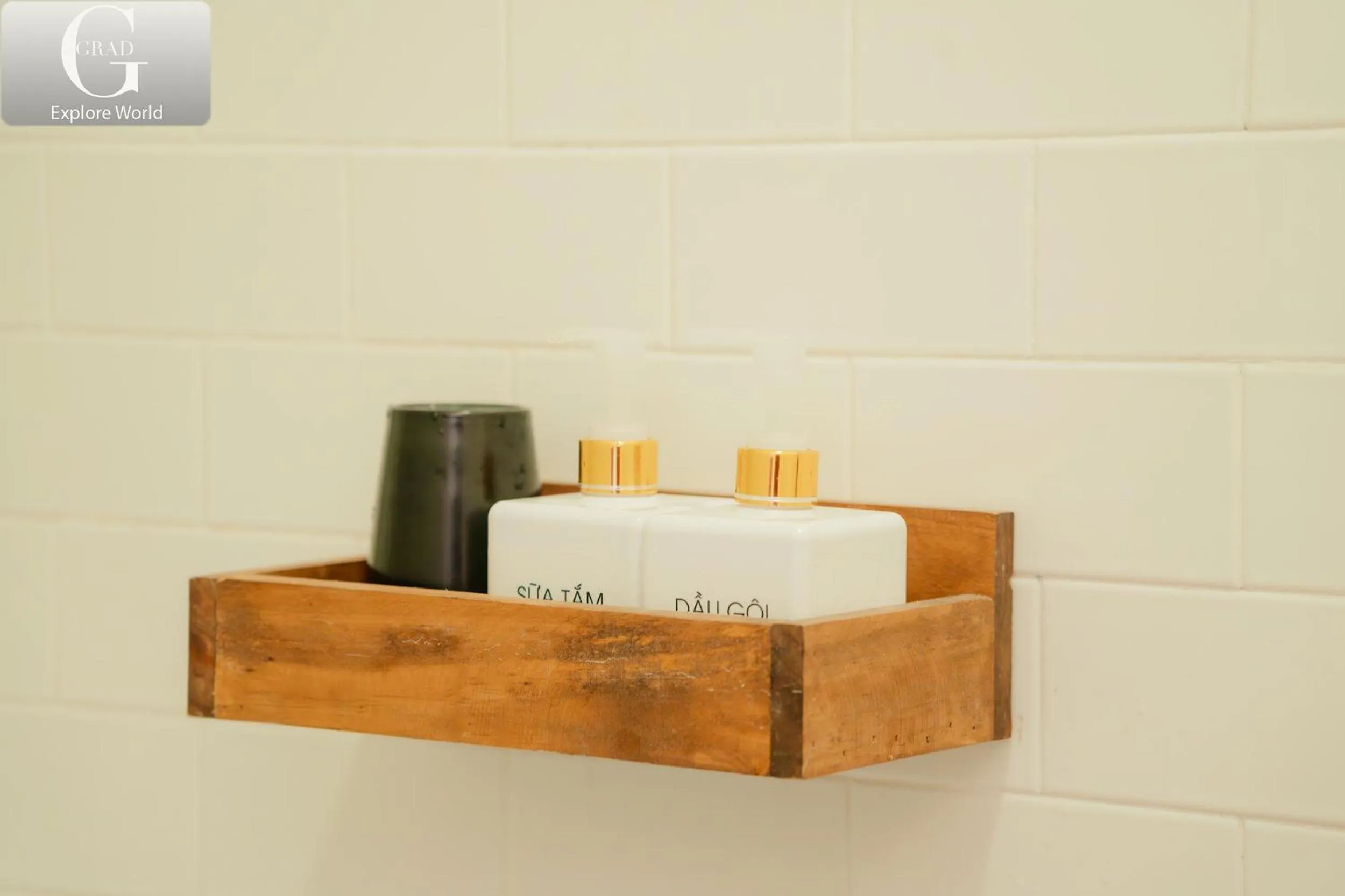 Shower in Hoang Yen Villa & Coffee