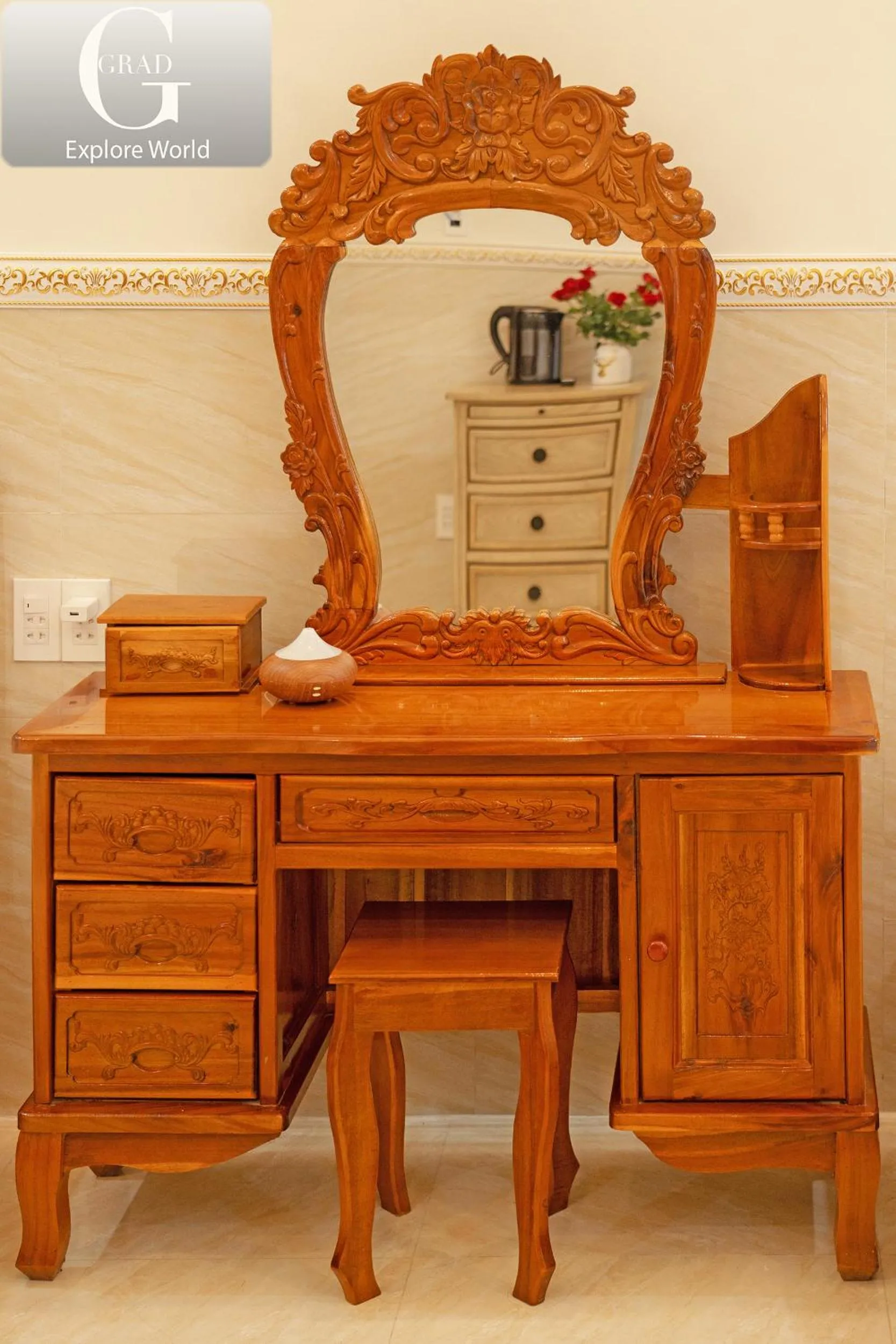 wardrobe in Hoang Yen Villa & Coffee