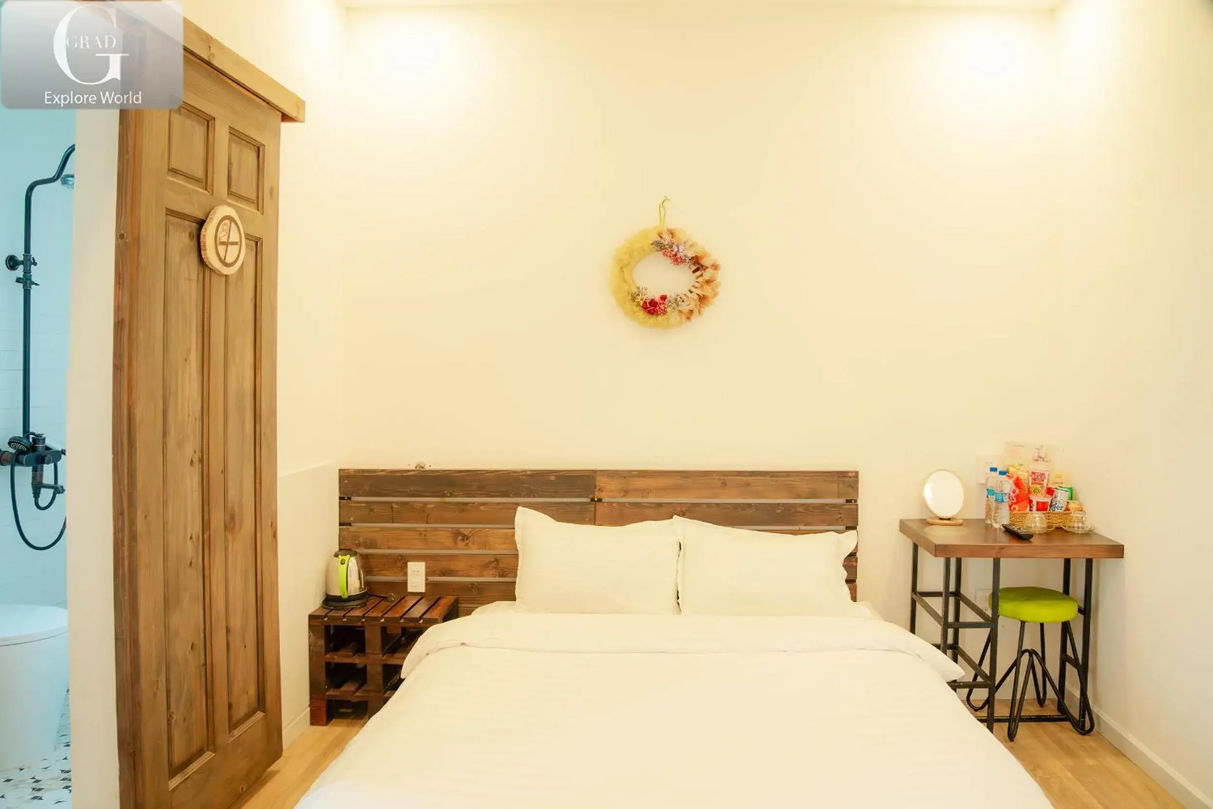 Deluxe Double Room with Balcony - single occupancy in Hoang Yen Villa & Coffee Deluxe Double Room with Balcony - single occupancy in Hoang Yen Villa & Coffee