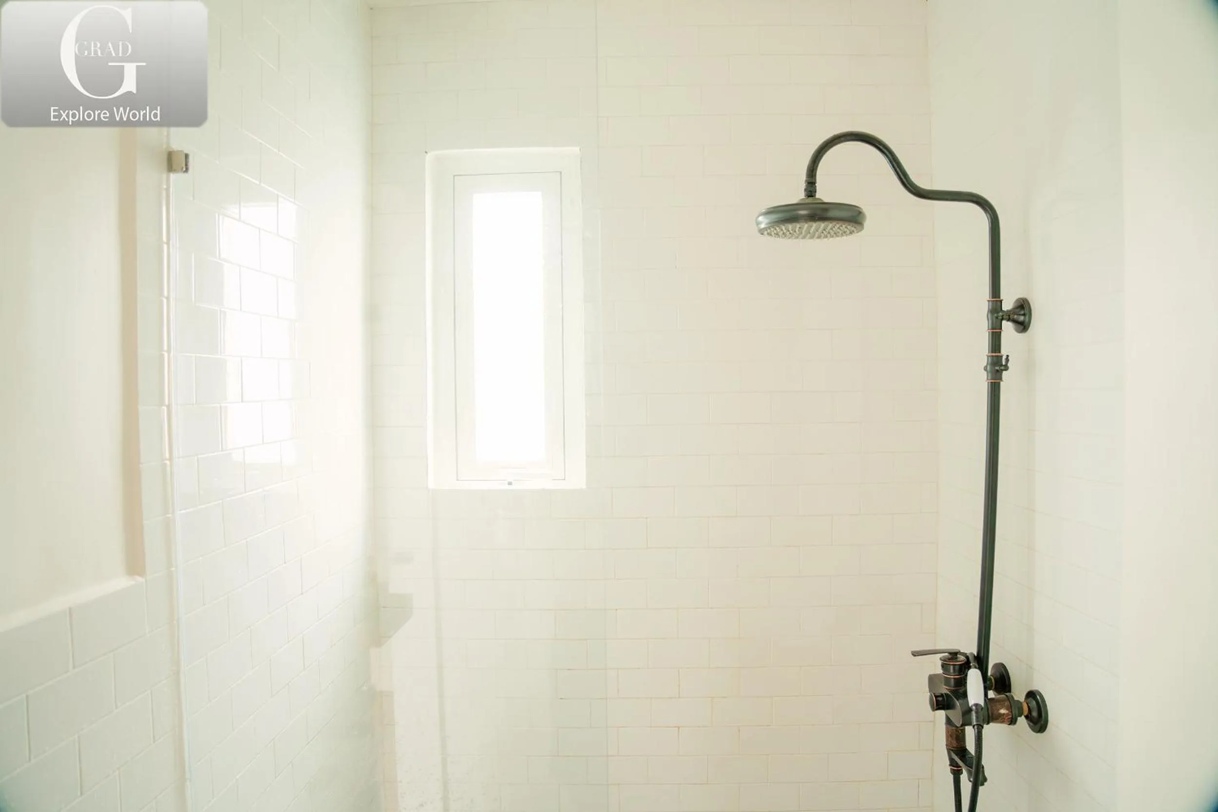 Shower in Hoang Yen Villa & Coffee