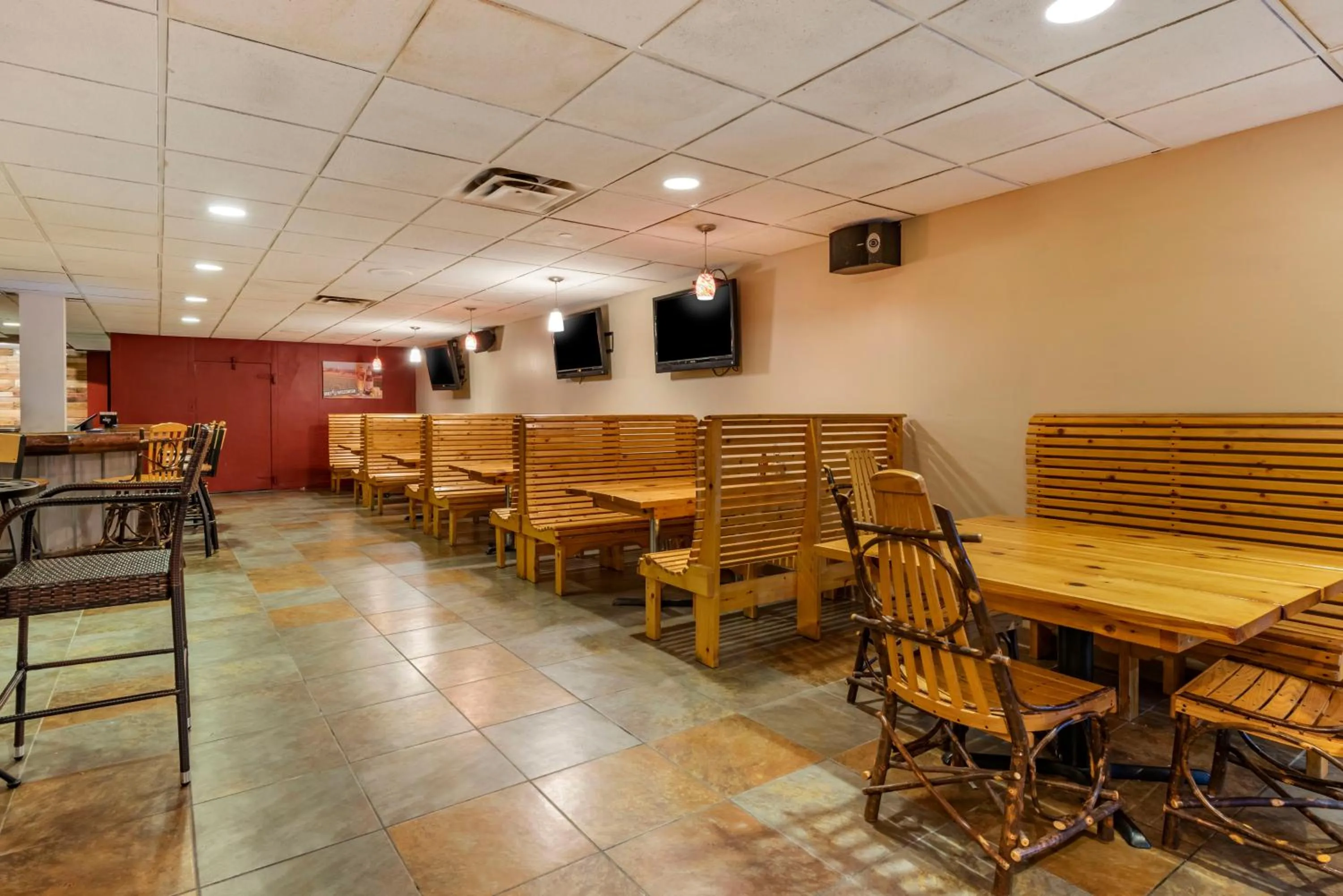 Lounge or bar in Three Bears Resort Waterpark Near Tomah Ascend Collection