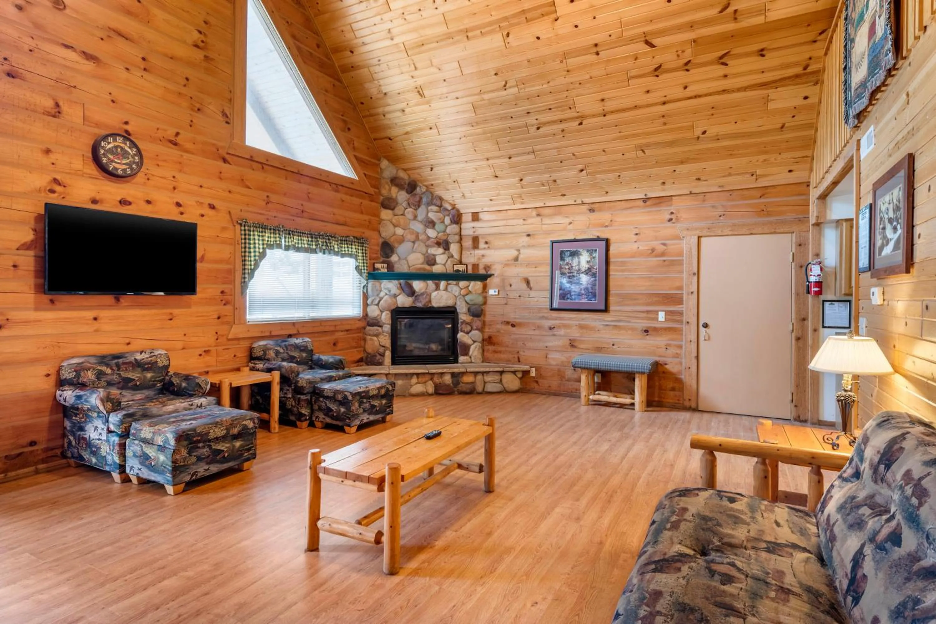 Communal lounge/ TV room in Three Bears Resort Waterpark Near Tomah Ascend Collection