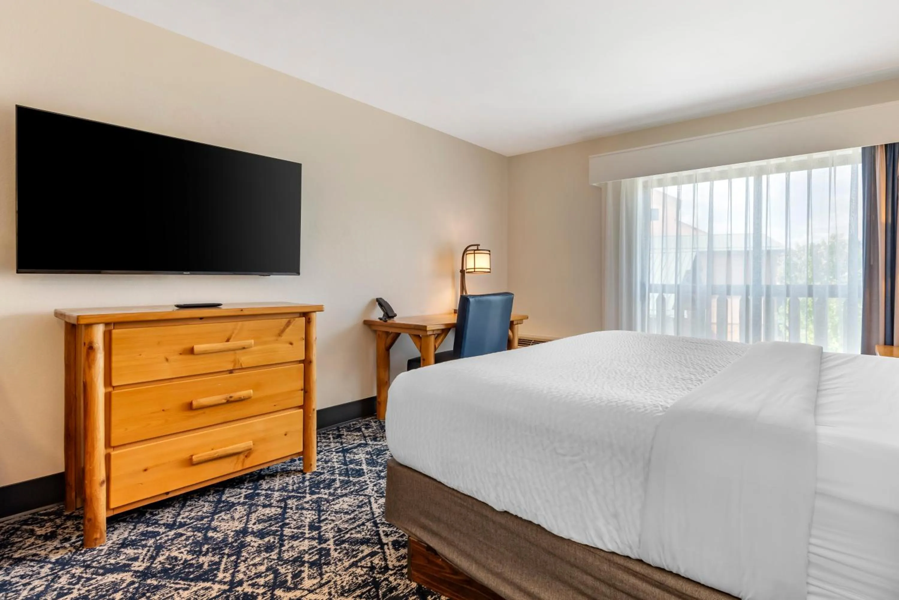 Communal lounge/ TV room, Bed in Three Bears Resort Waterpark Near Tomah Ascend Collection