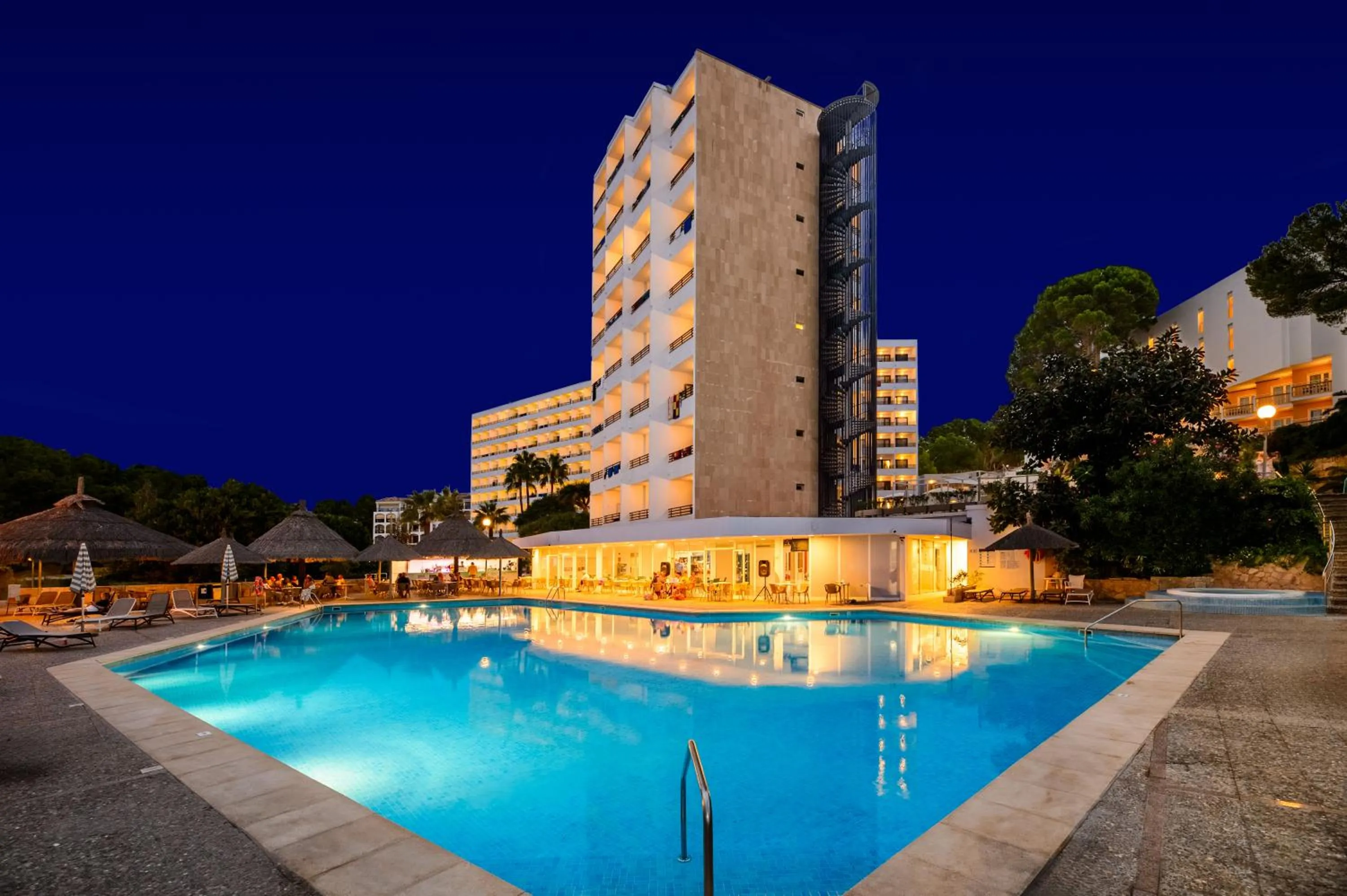 Night in Hotel Vibra Beverly Playa