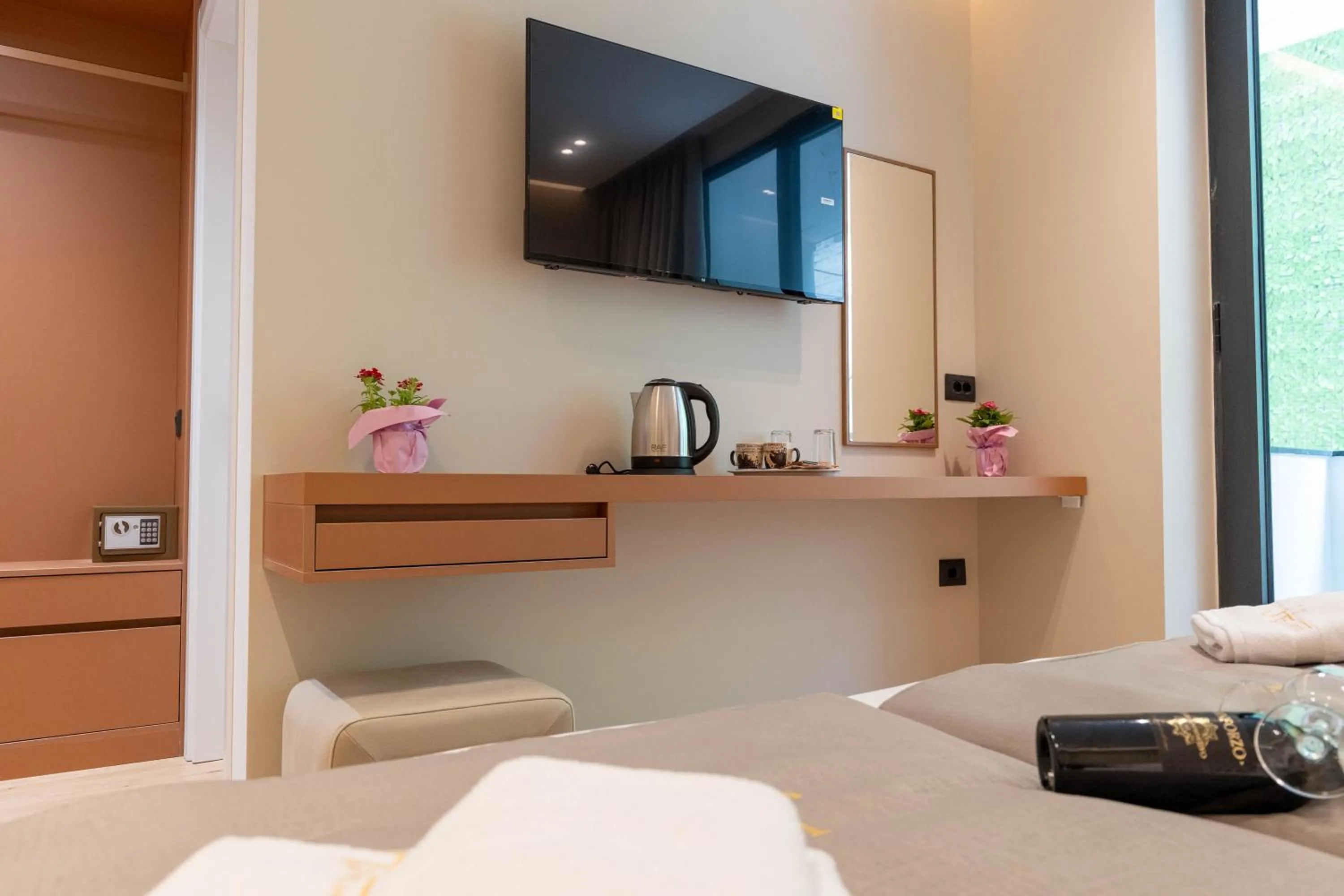 TV and multimedia in Jako Premium Hotel