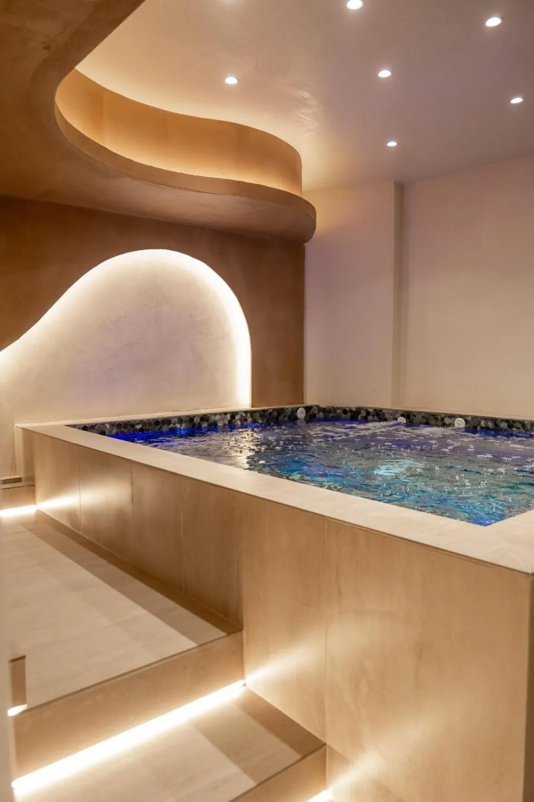 Hot Tub in Jako Premium Hotel