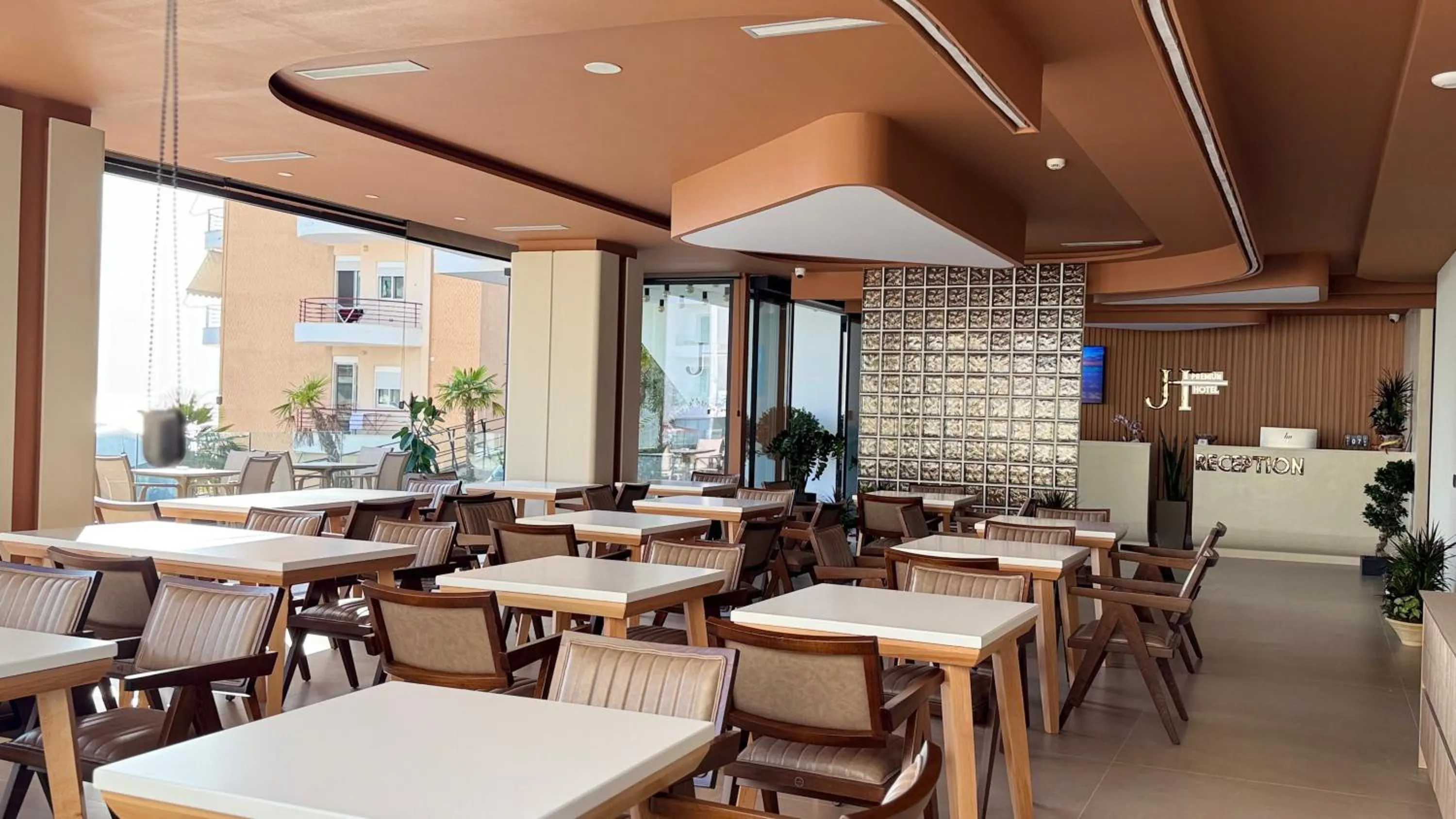 Restaurant/places to eat in Jako Premium Hotel