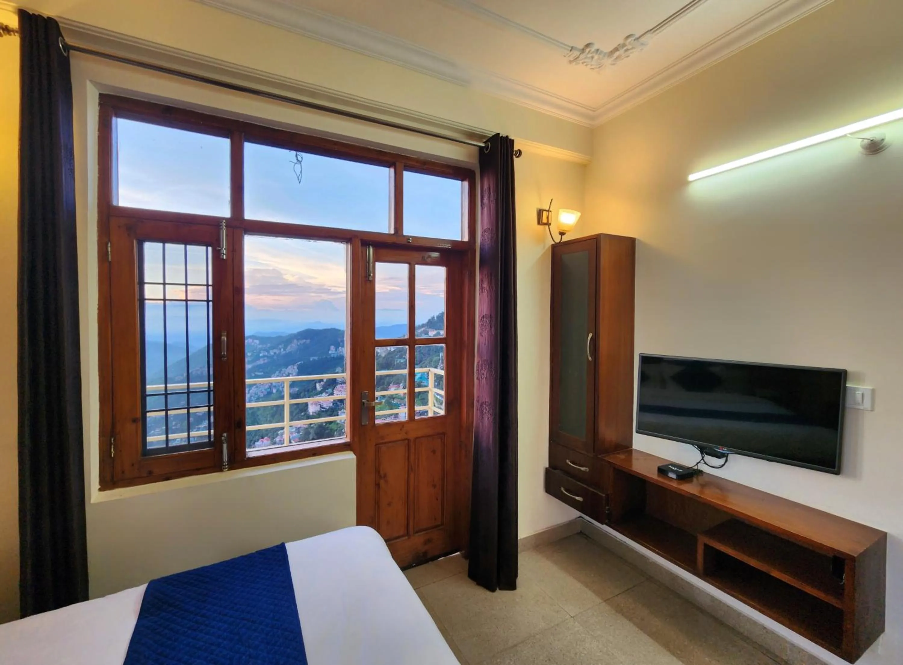 Bed in Florence B&B Near Mall Road - Amazing Valley View