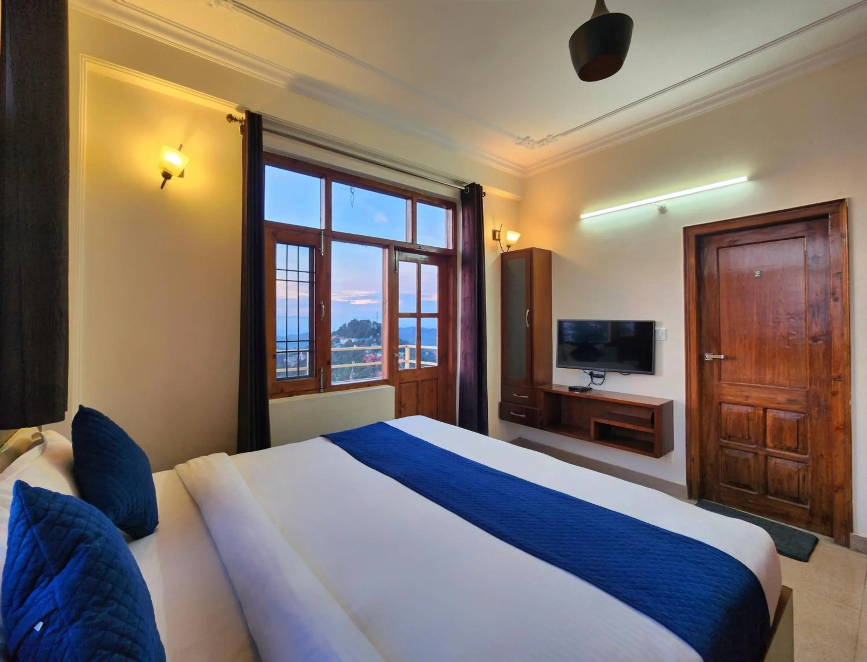 Bed in Florence B&B Near Mall Road - Amazing Valley View